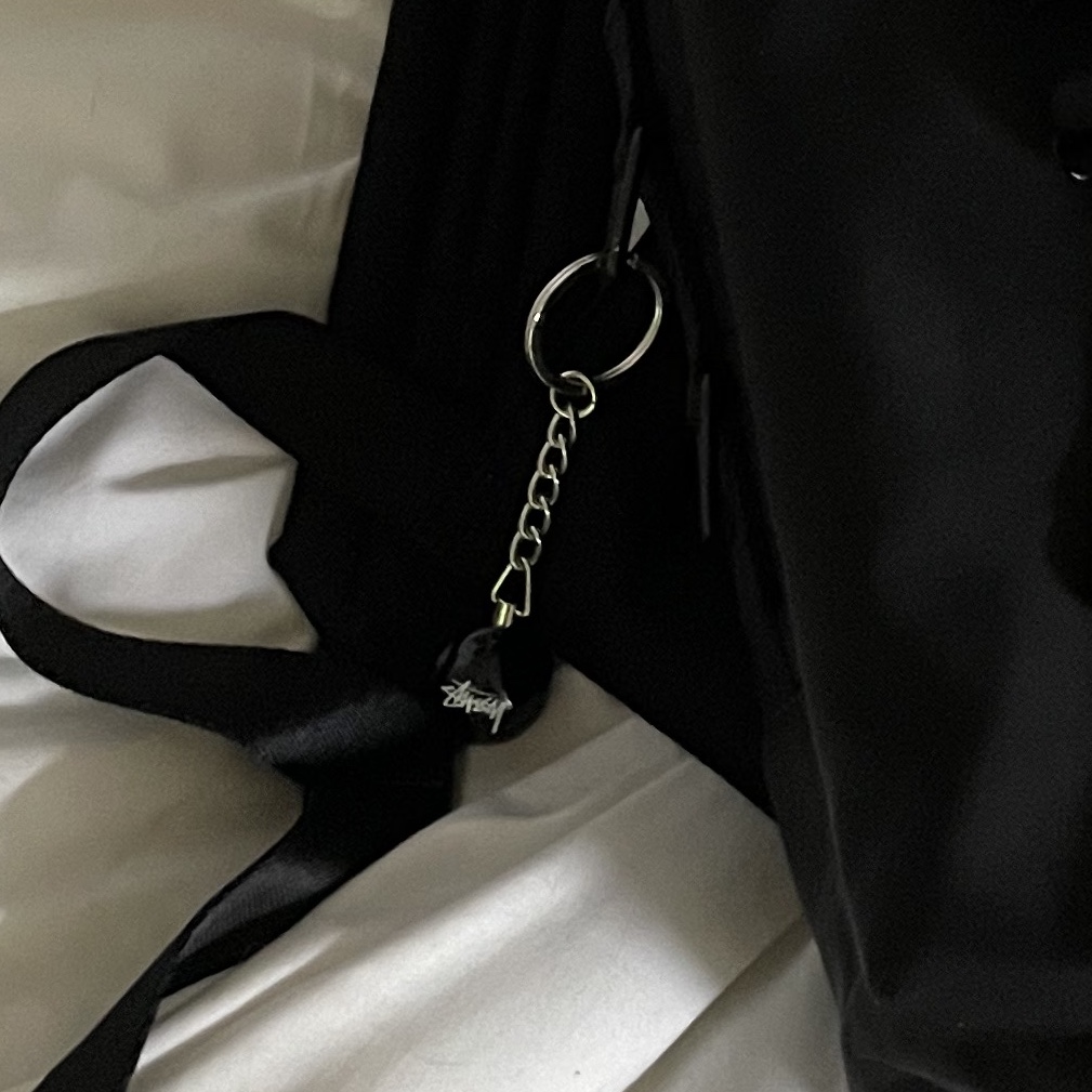 Stussy 8 Ball Keychain Black 착용 스타일 - 2