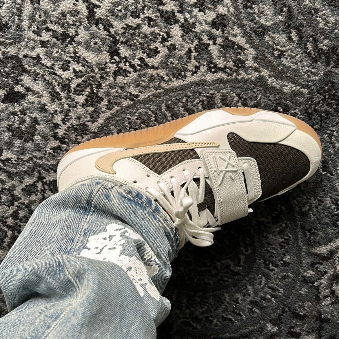 Jordan x Travis Scott Jumpman Jack TR Sail and Dark Mocha 착용 스타일