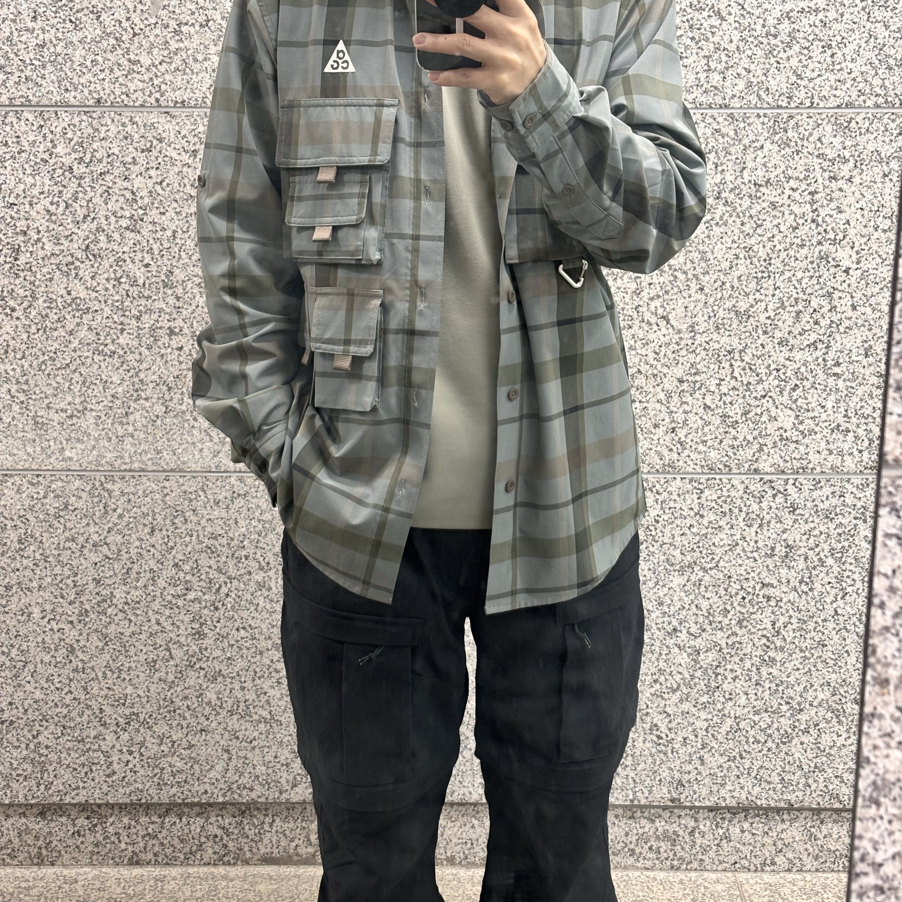 Nike ACG Dri-Fit UV Devastation Trail Shirt Smoke Grey - Asia, Nike ACG Smith Summit Cargo Pants Black Anthracite - Asia 착용 스타일