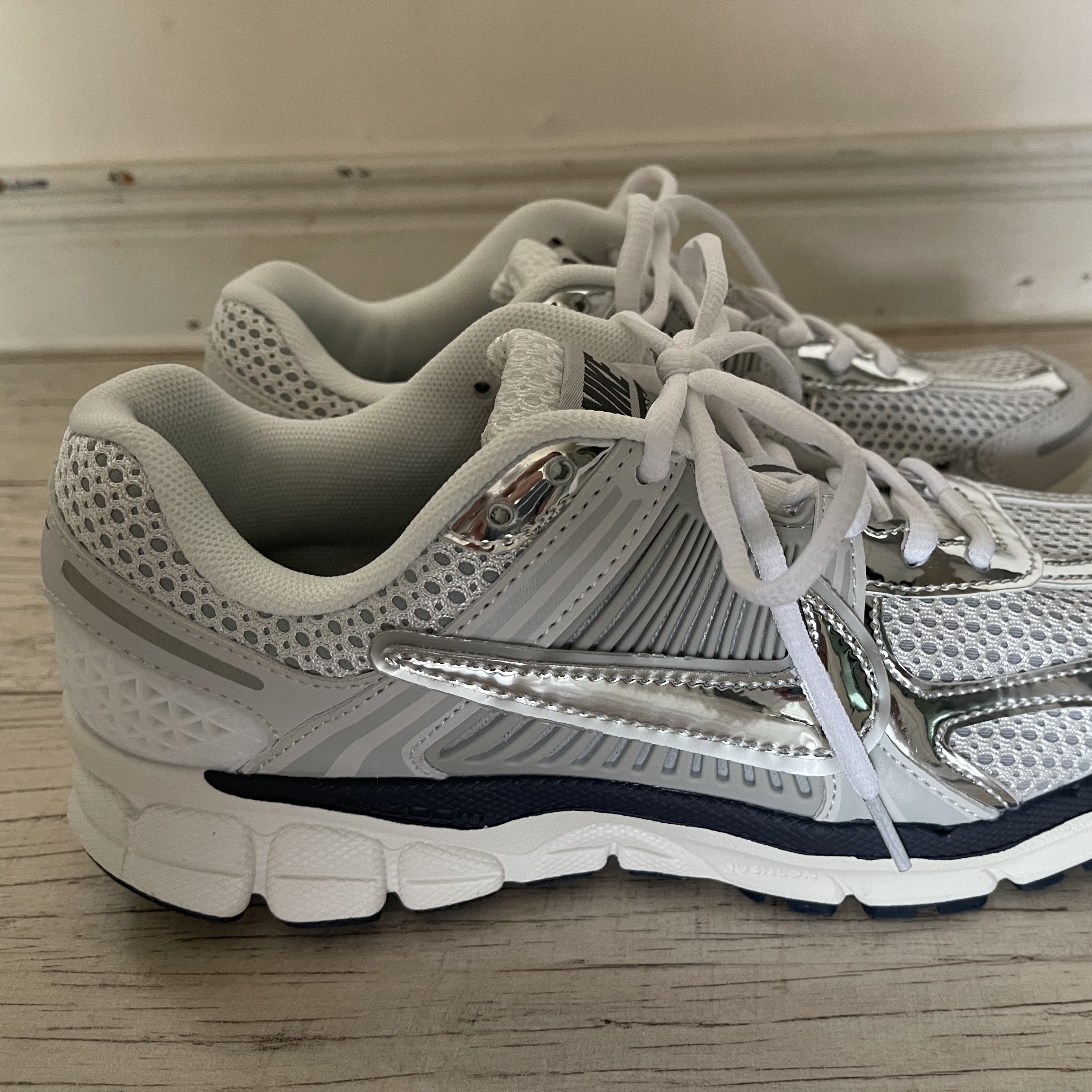 (W) Nike Zoom Vomero 5 Photon Dust and Metallic Silver 착용 스타일 - 2