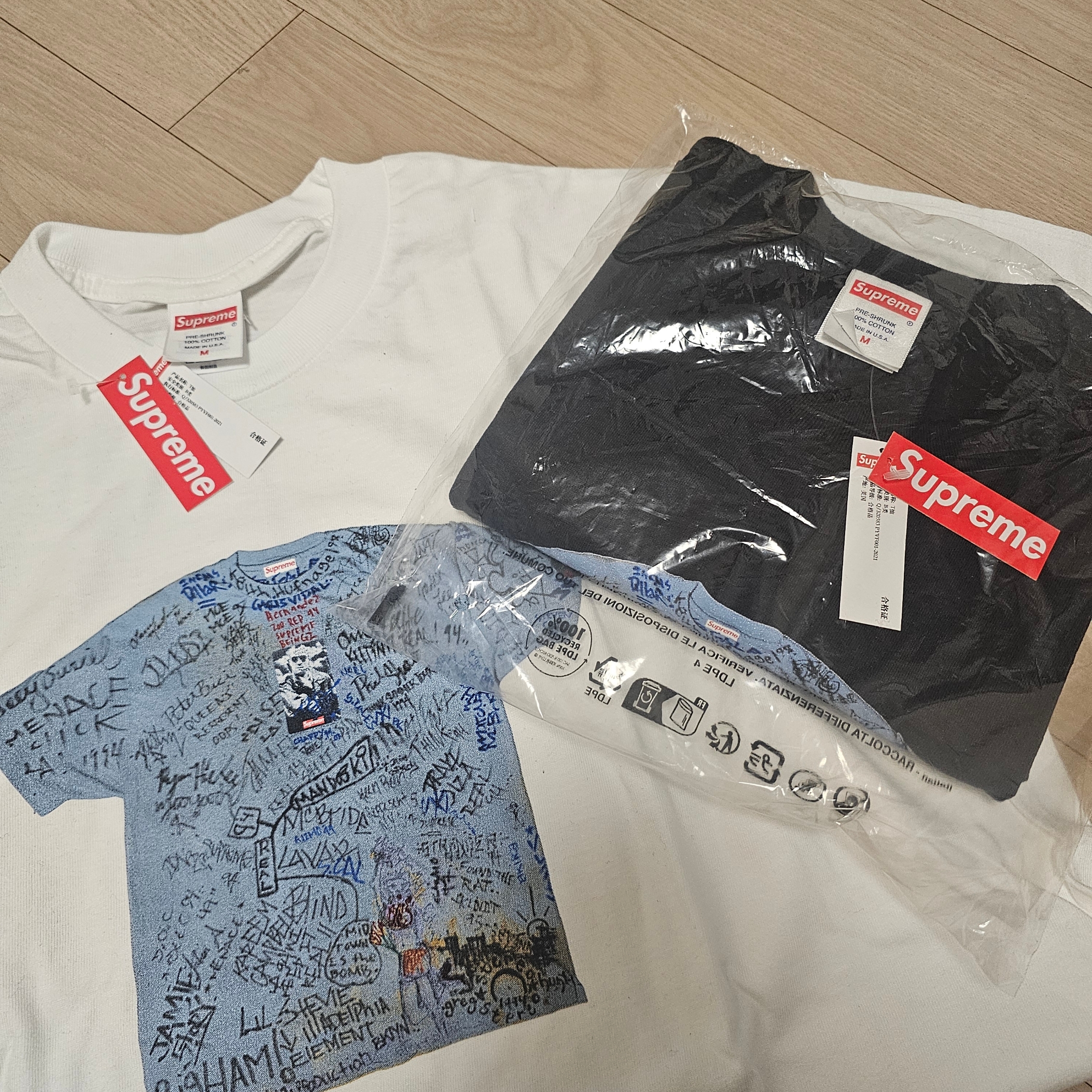 Supreme First T-Shirt Black - 24SS, Supreme First T-Shirt White - 24SS 착용 스타일 - 2