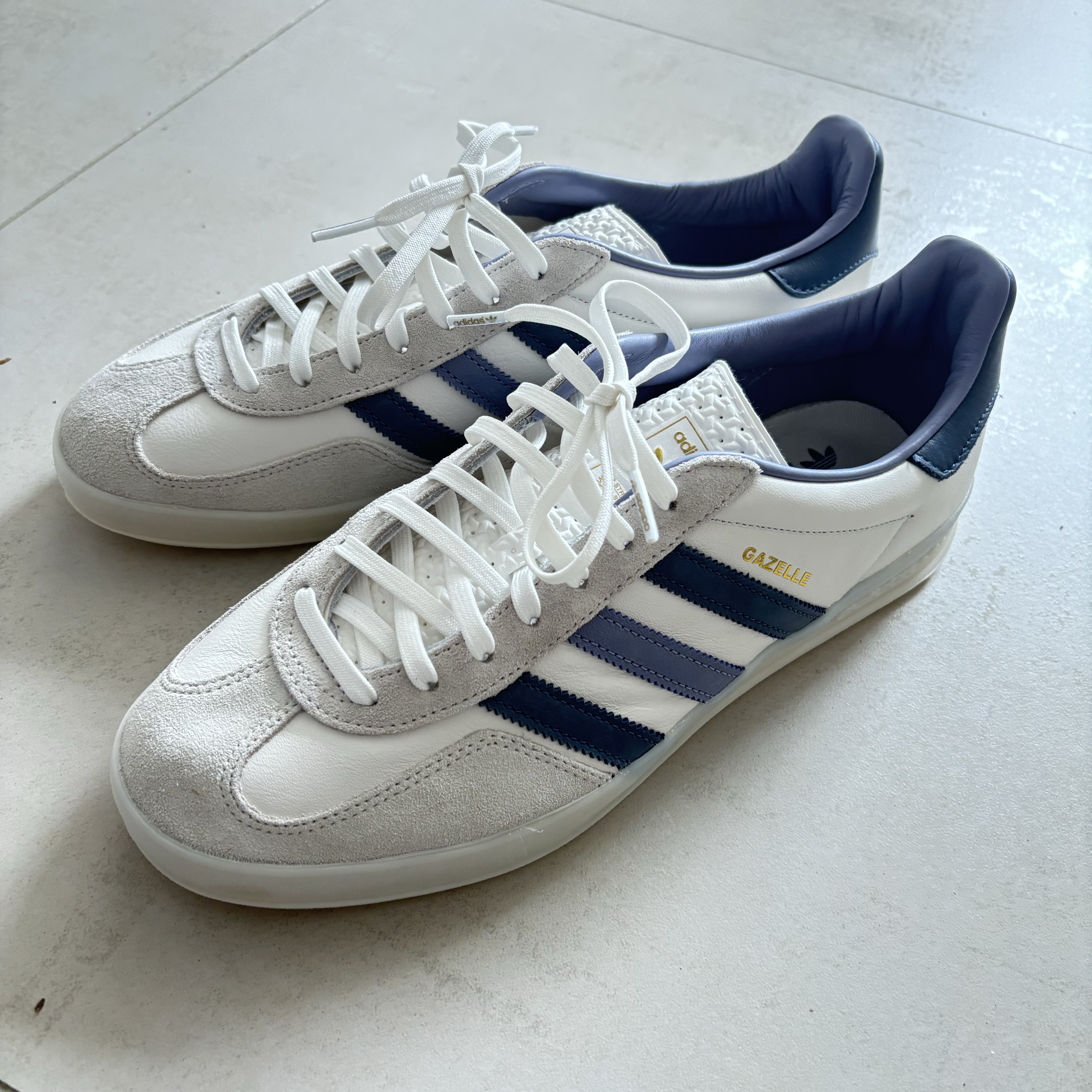 Adidas Gazelle Indoor Core White Preloved Ink 착용 스타일