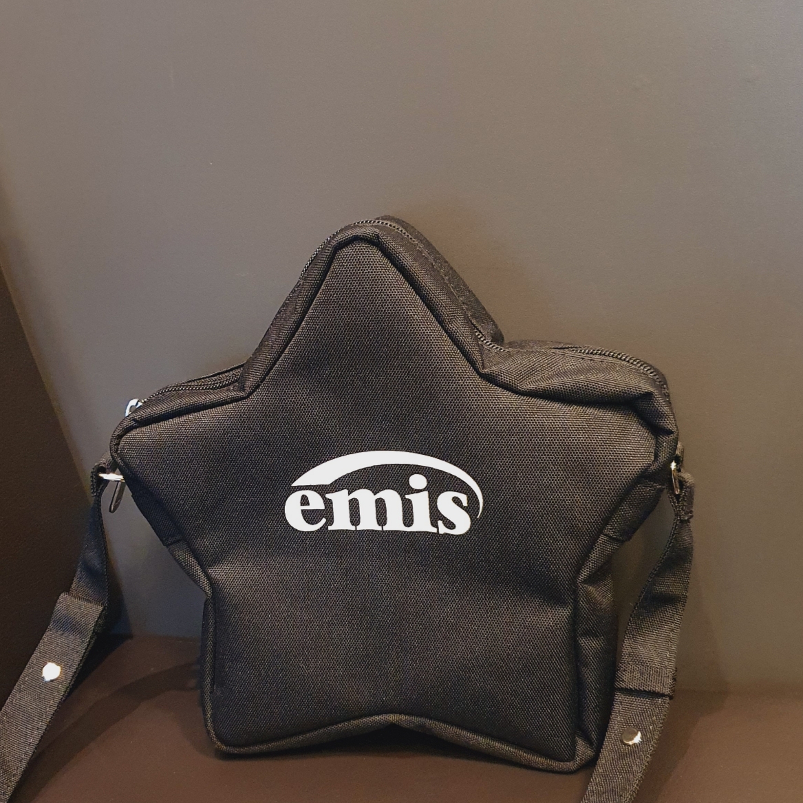 Emis Star Bag Black 착용 스타일