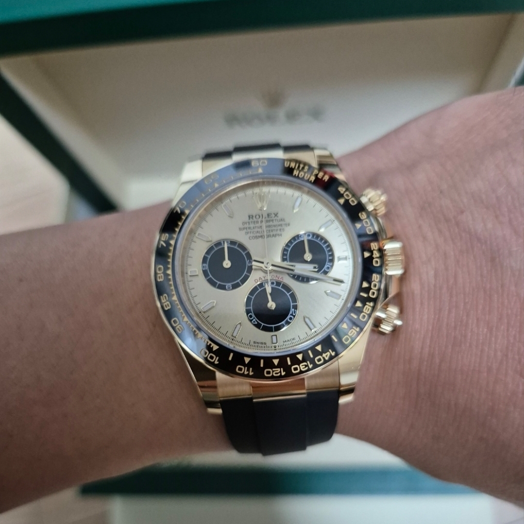 롤렉스 코스모그래프 데이토나 40mm 126518LN 골든 오이스터플렉스, 롤렉스 코스모그래프 데이토나 40mm 126518LN 골든 브라이트 블랙 오이스터플렉스 착용 스타일 - 2