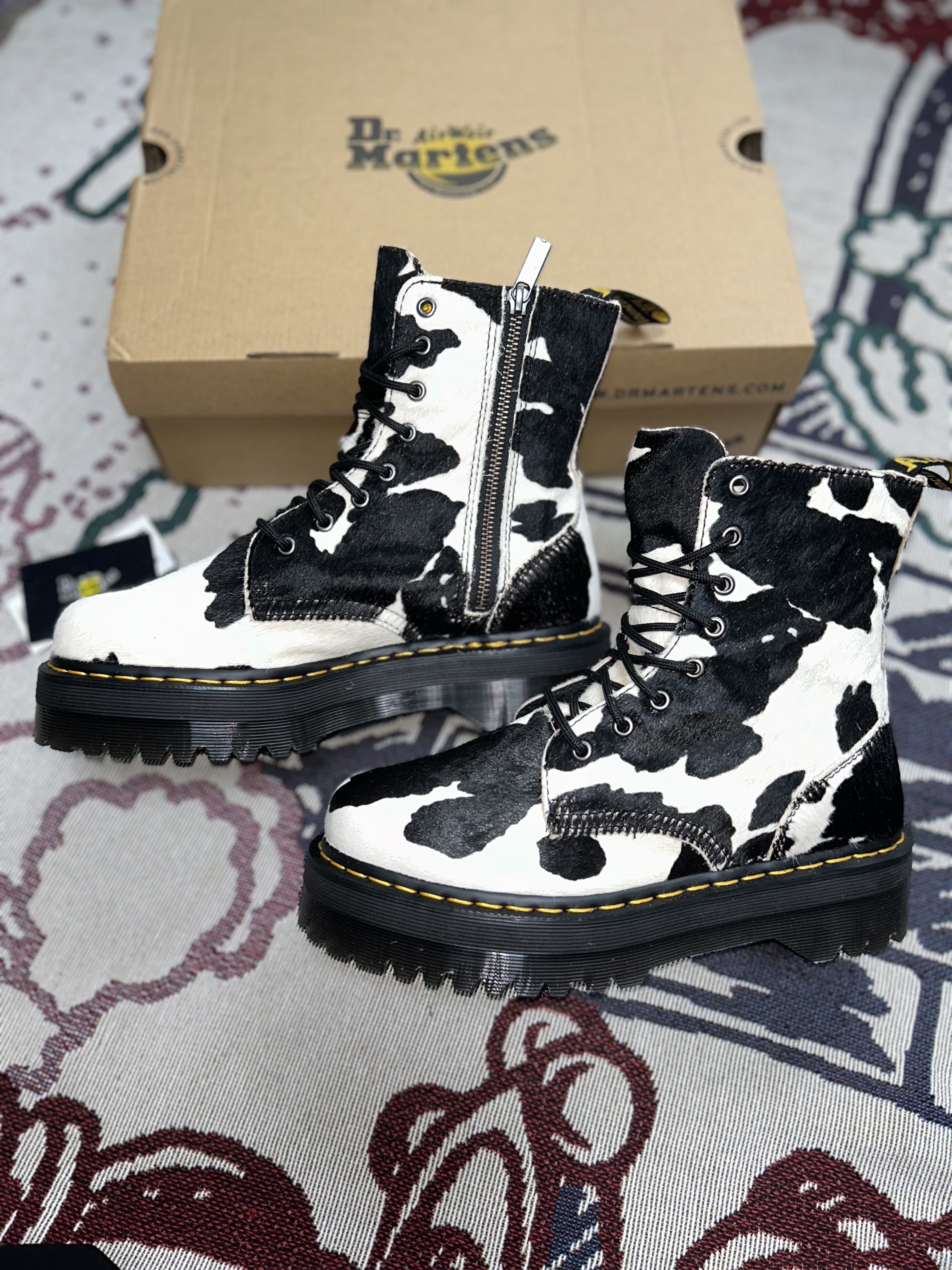 Dr. Martens Jadon Hair On Platform Boots Cow Print 착용 스타일 - 1