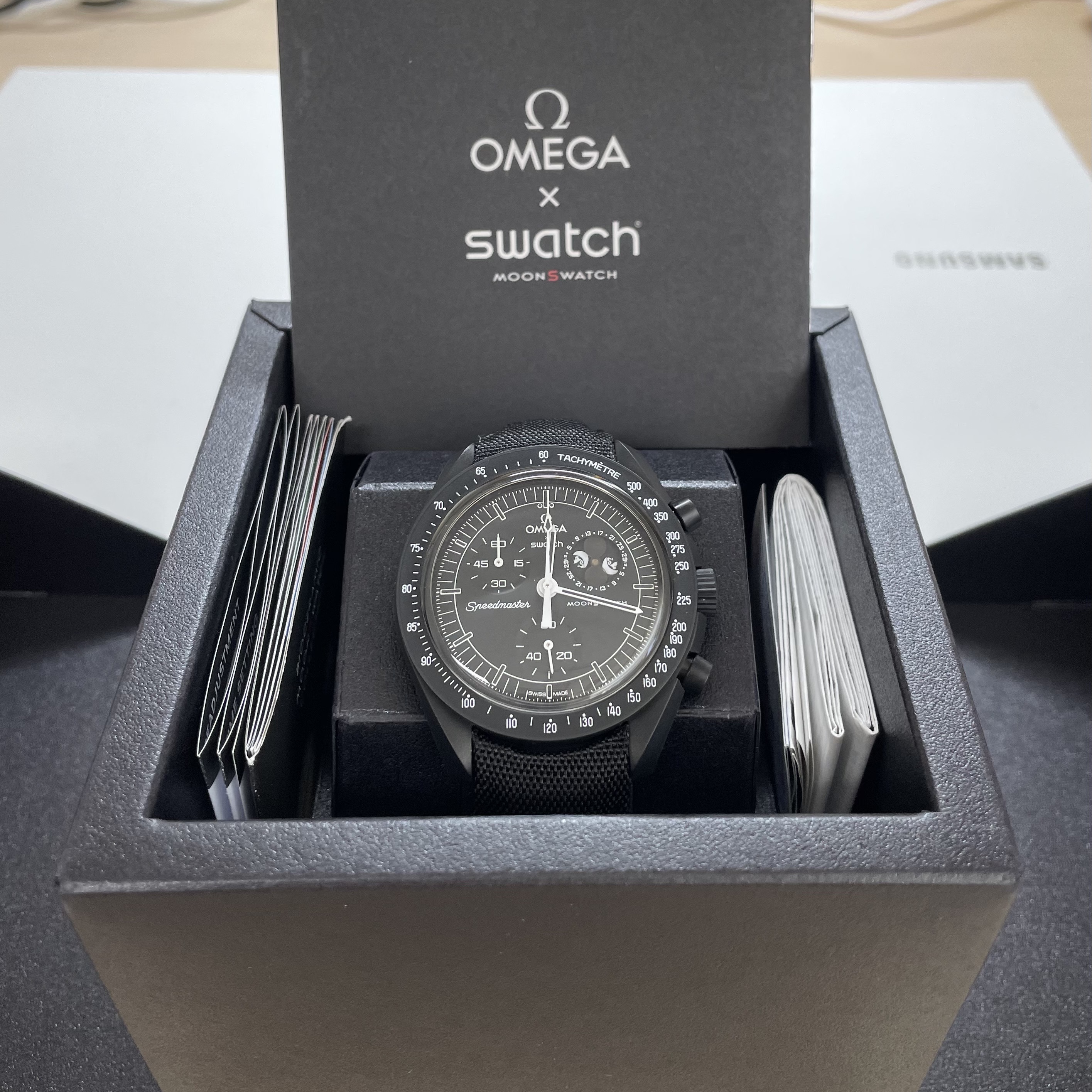 Swatch x Omega x Snoopy Bioceramic Moonswatch Mission To The Moonphase New Moon 착용 스타일 - 1