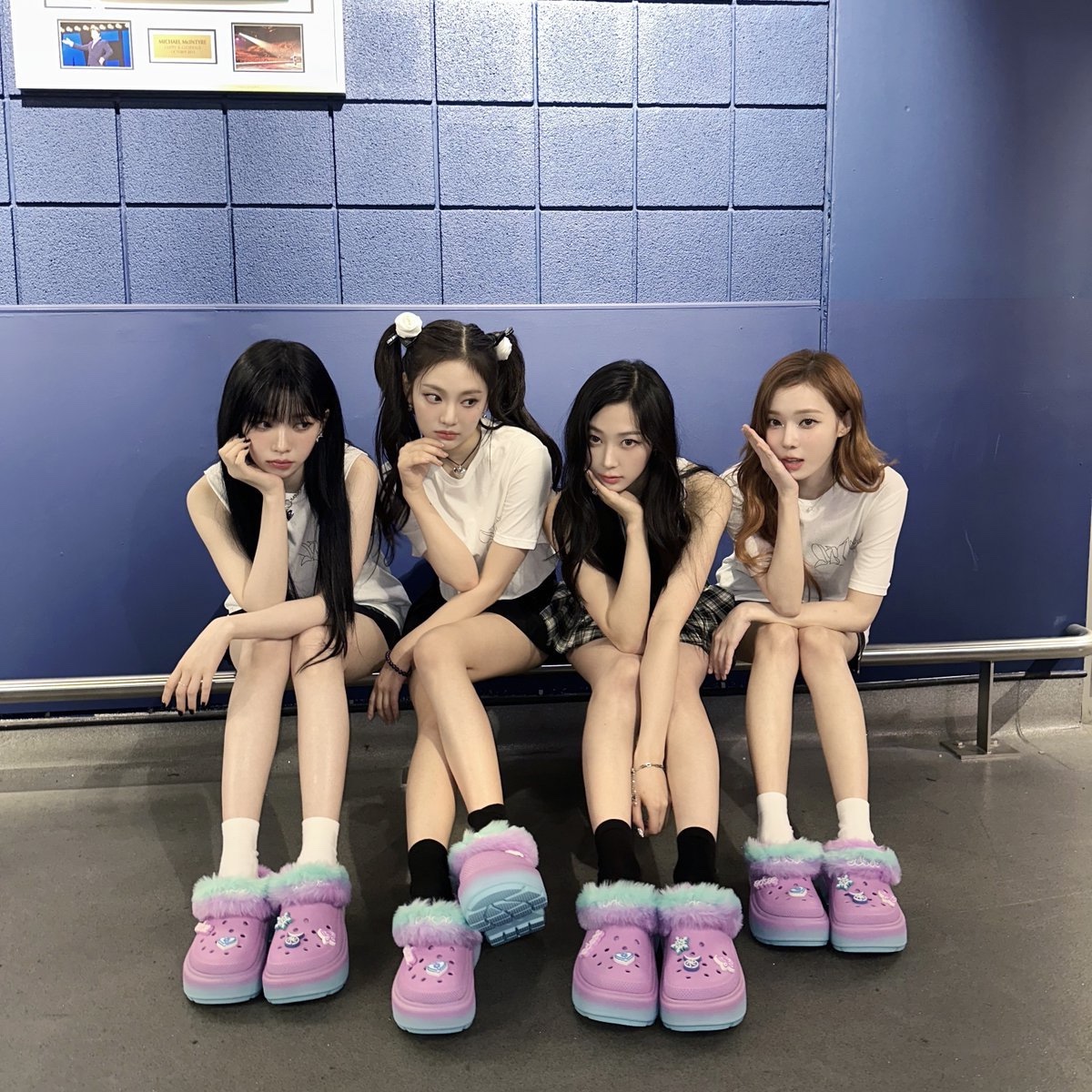 Crocs Classic Clog Black, (W) Crocs x Simone Rocha Quick Trail Low Quartz 착용 스타일 - 6