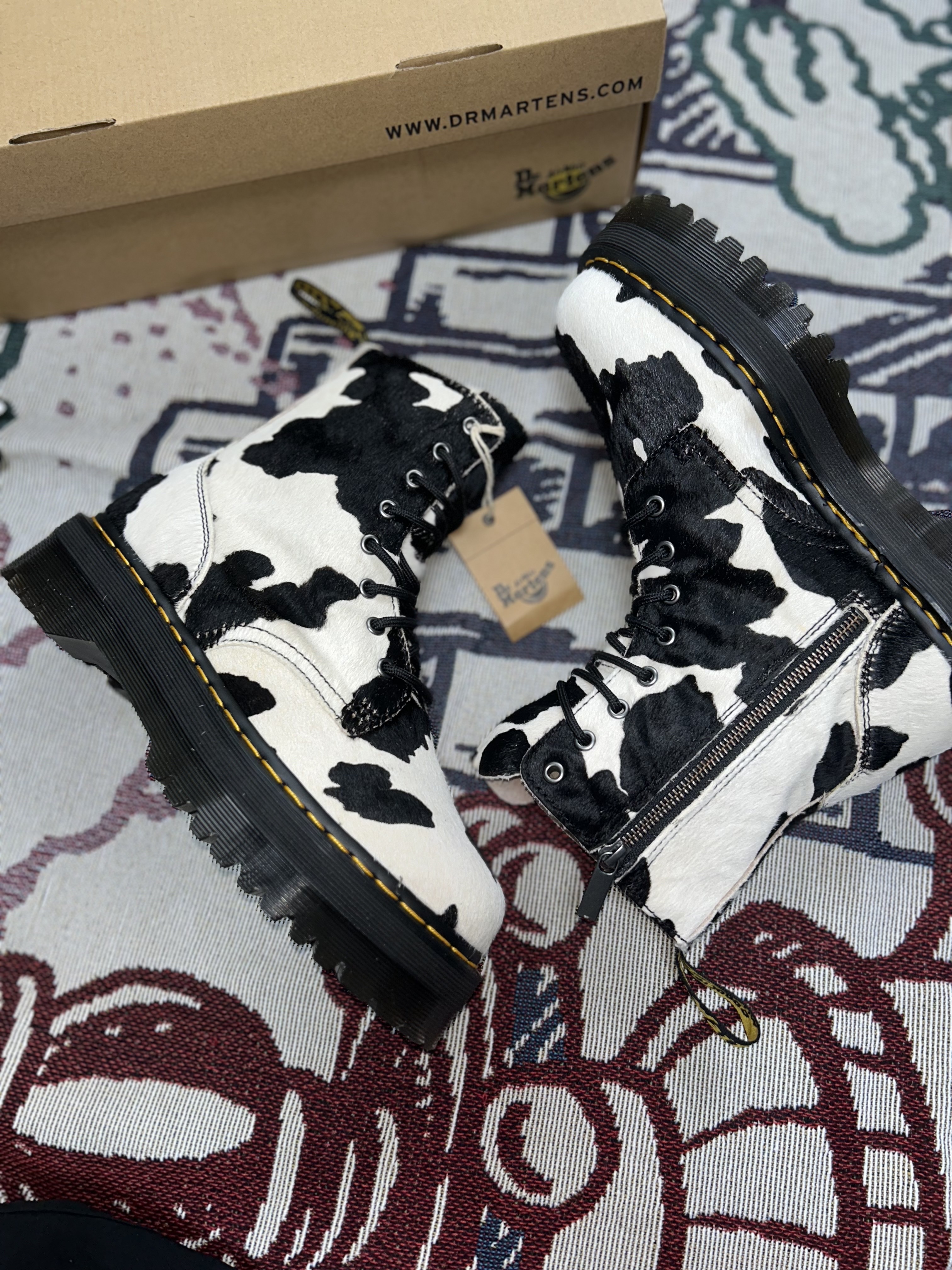 Dr. Martens Jadon Hair On Platform Boots Cow Print 착용 스타일 - 3
