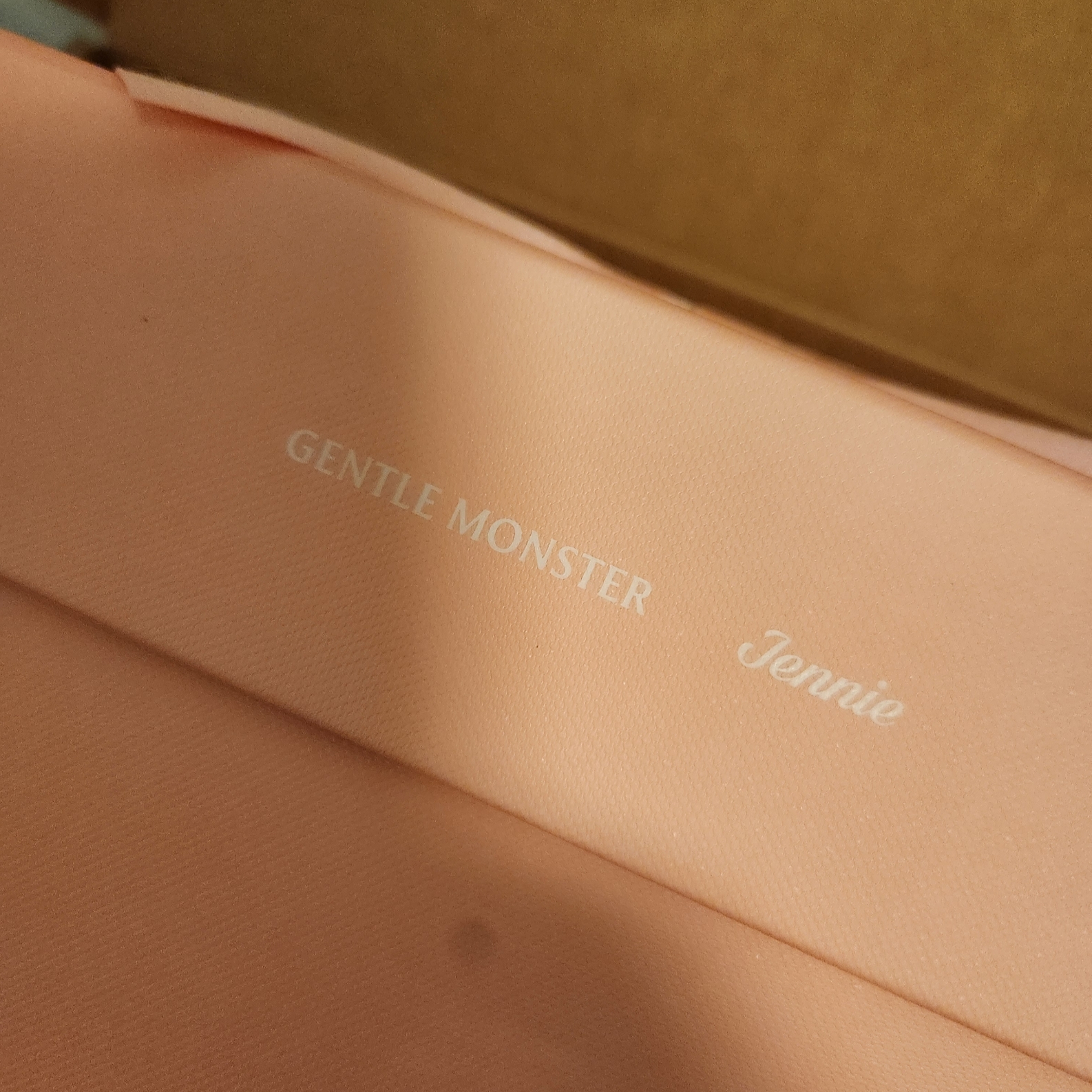 Gentle Monster x Jennie Jentle Salon Fish Tail 01 Black Gray 착용 스타일 - 2