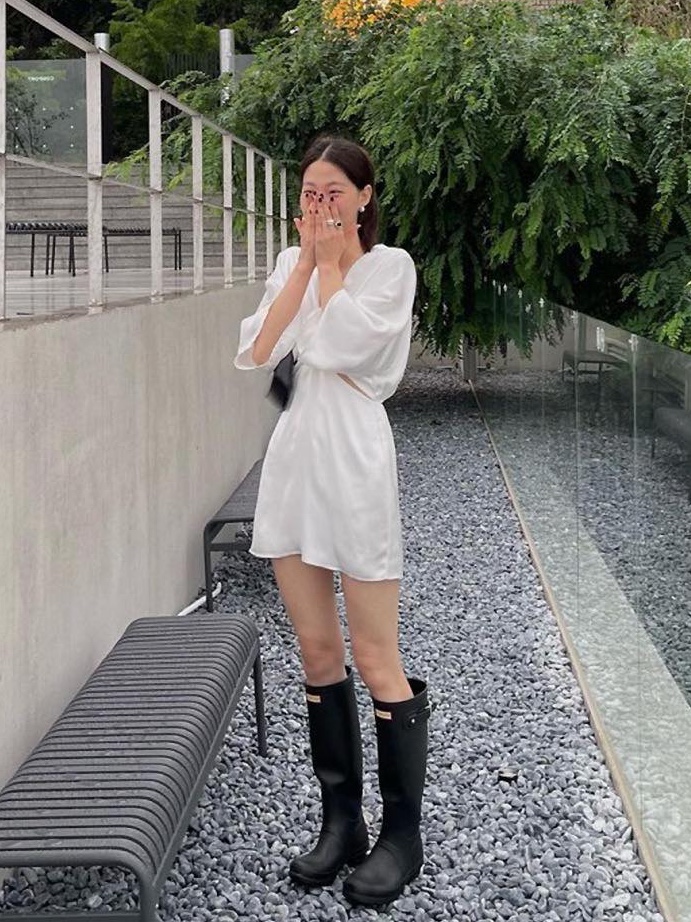 (W) Hunter Play Tall Wellington Rain Boots Black, (W) Hunter Original Tall Rain Boots Black 착용 스타일 - 2