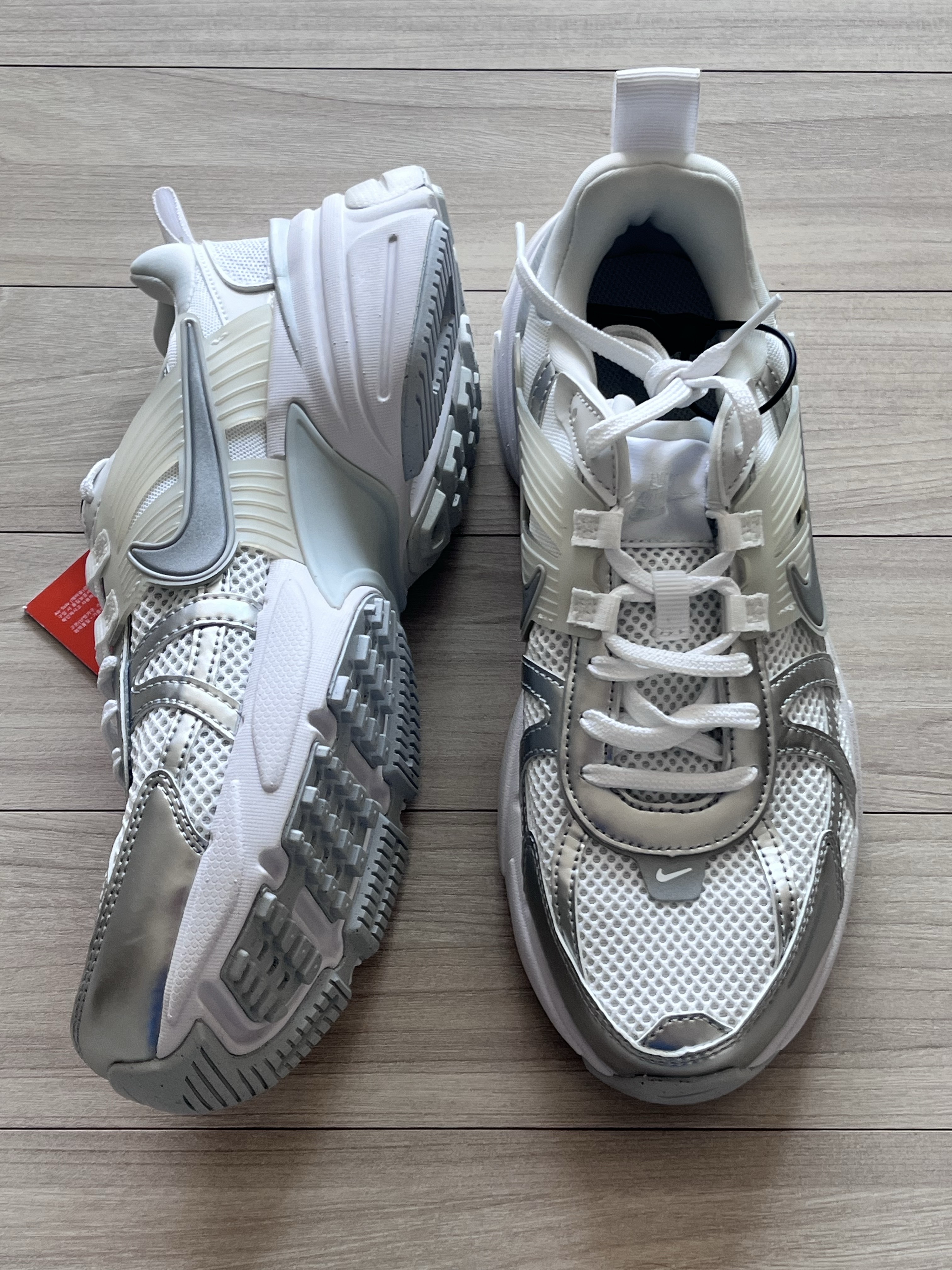 Nike V2K Run Metallic Silver White 착용 스타일 - 2