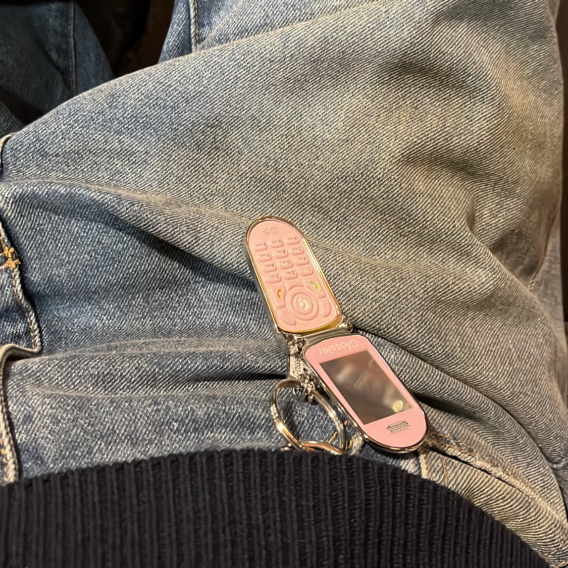 Glossier Cell Phone Keychain - LA Exclusive 착용 스타일 - 3