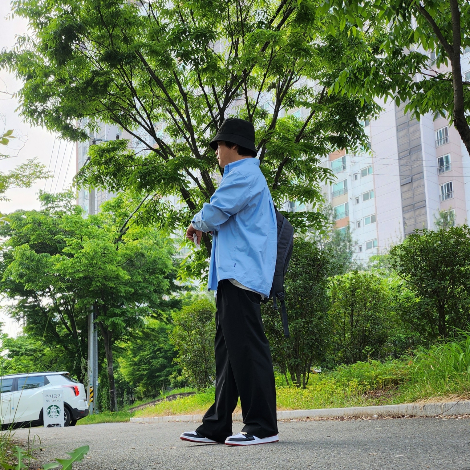 Jordan 1 Retro Low OG Black Toe, Essentials The Core Collection T-Shirt Light Oatmeal 착용 스타일 - 2