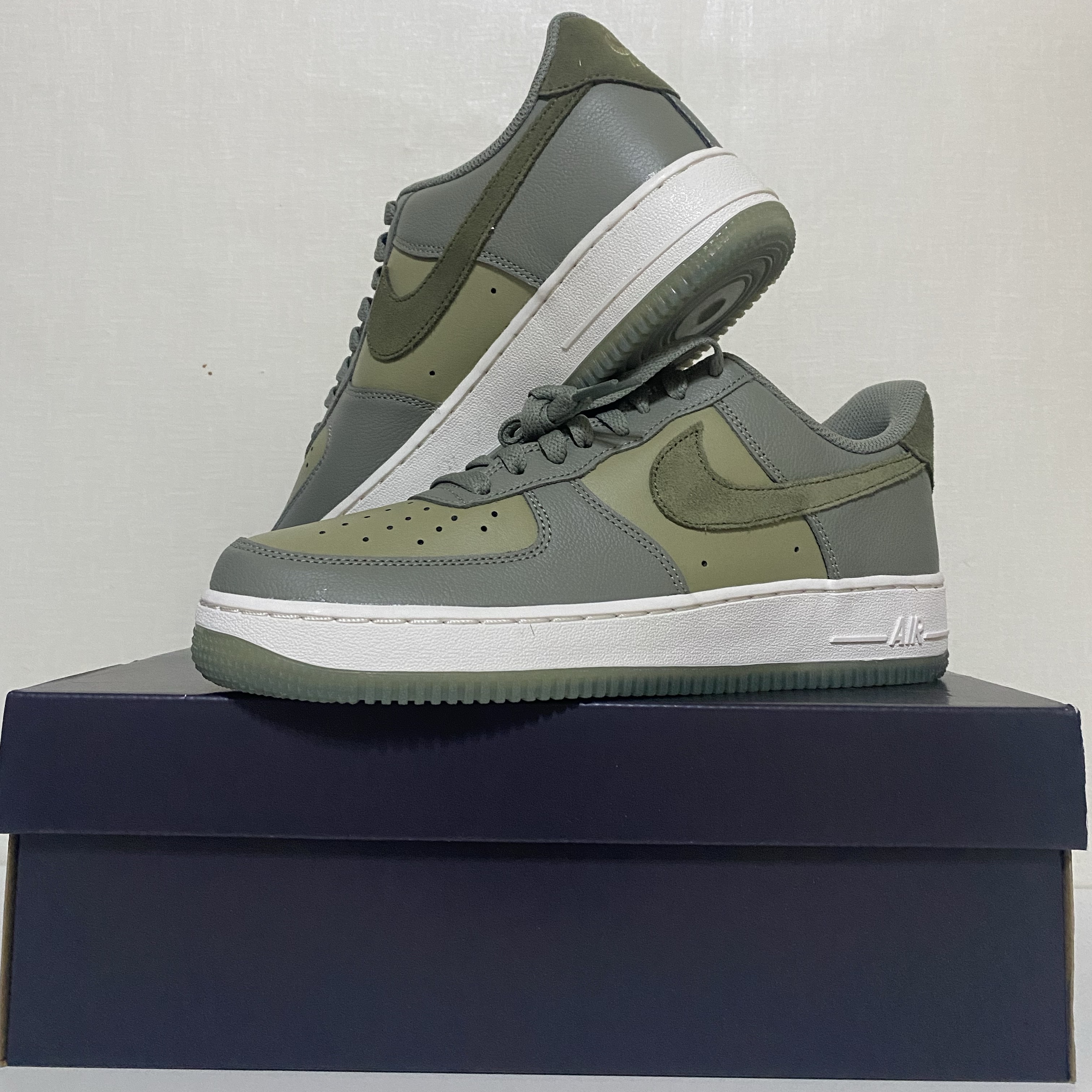 Nike Air Force 1 '07 LV8 Dark Stucco Neutral Olive 착용 스타일 - 1