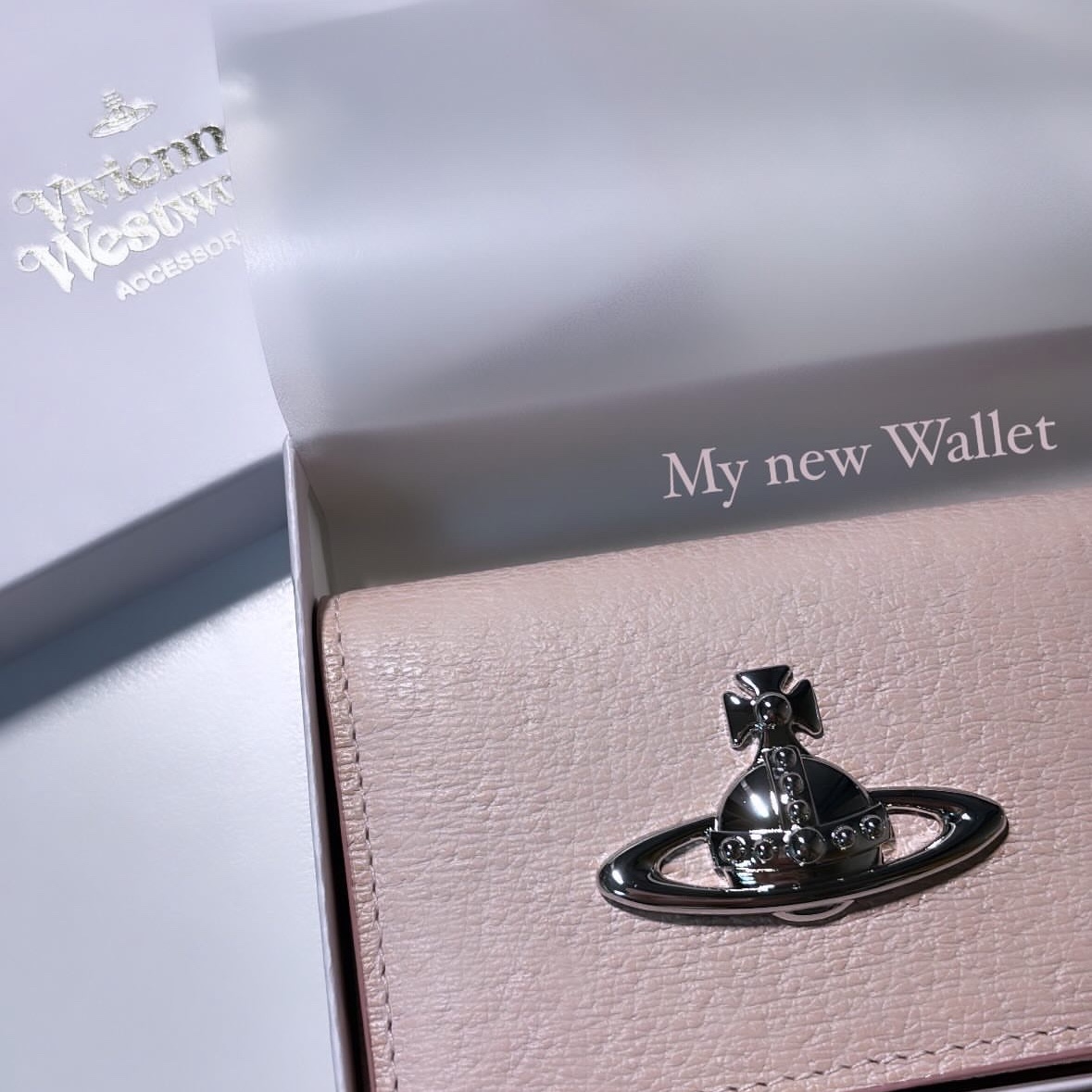 Vivienne Westwood Pearlised Leather Card Holder Pink 착용 스타일