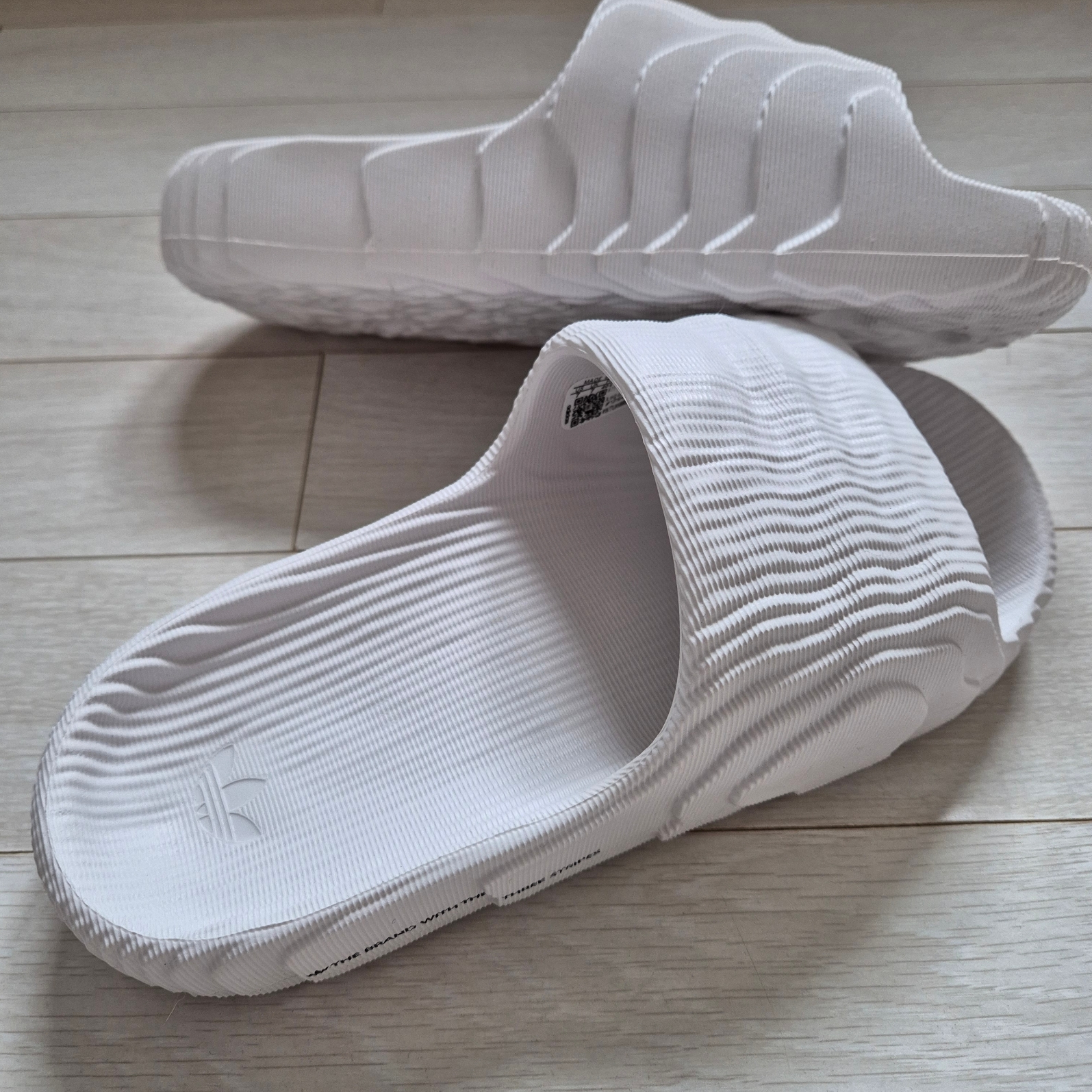 Adidas Adilette 22 Crystal White 착용 스타일