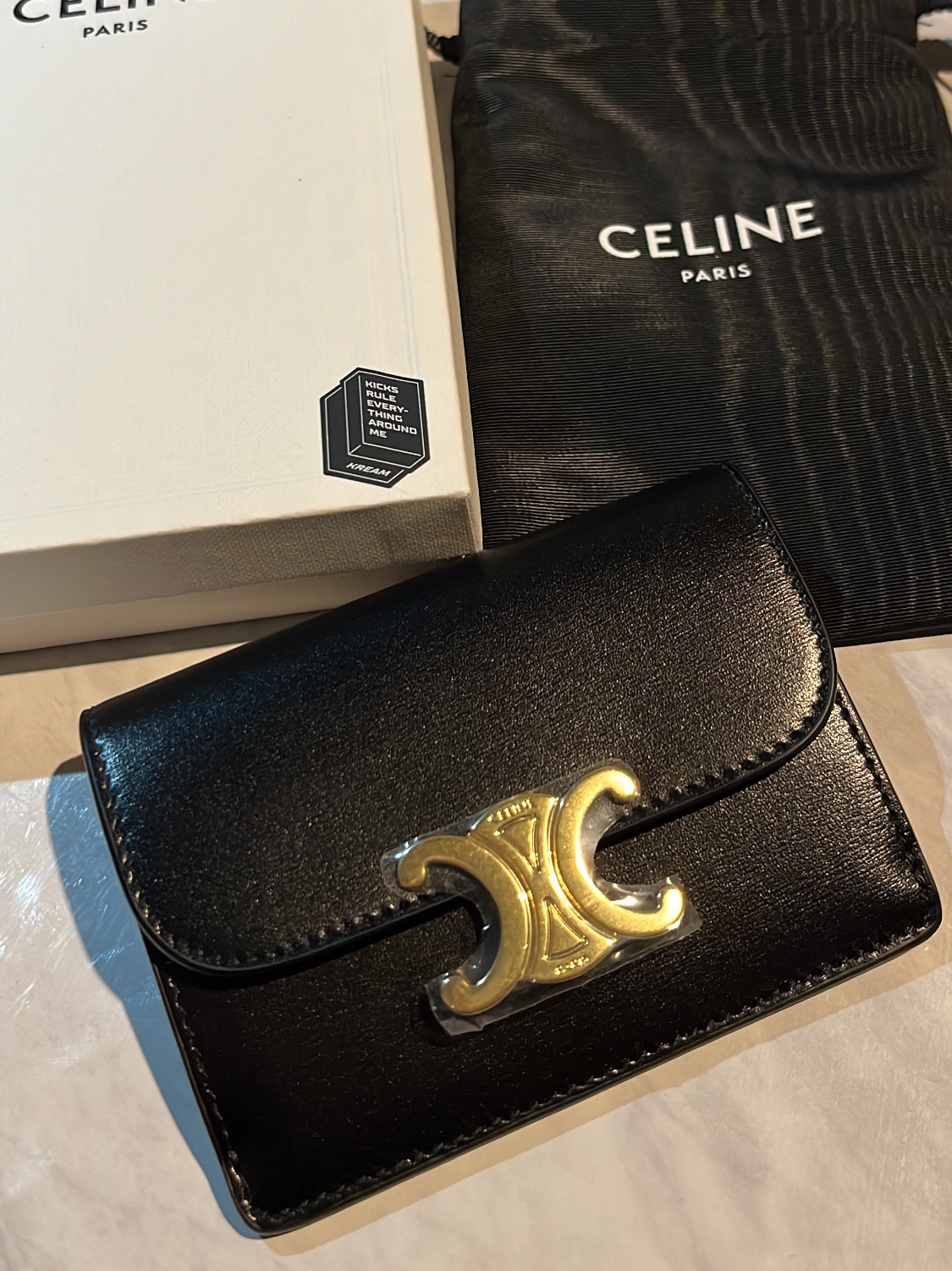 Celine Card Holder with Flap in Shiny Calfskin Black 착용 스타일 - 1