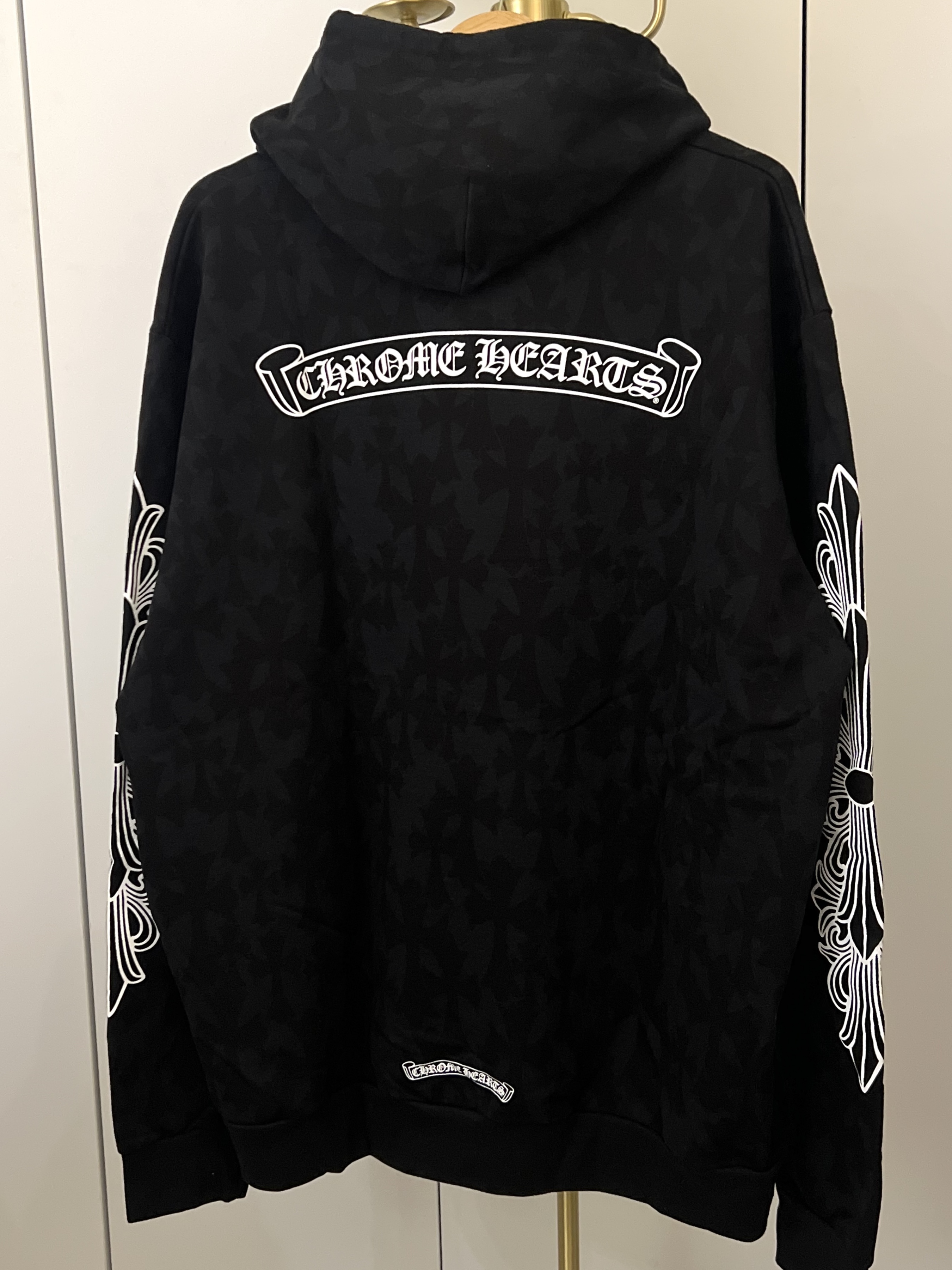 Chrome Hearts Cemetery Cross Print Pullover Hoodie Black 착용 스타일 - 1