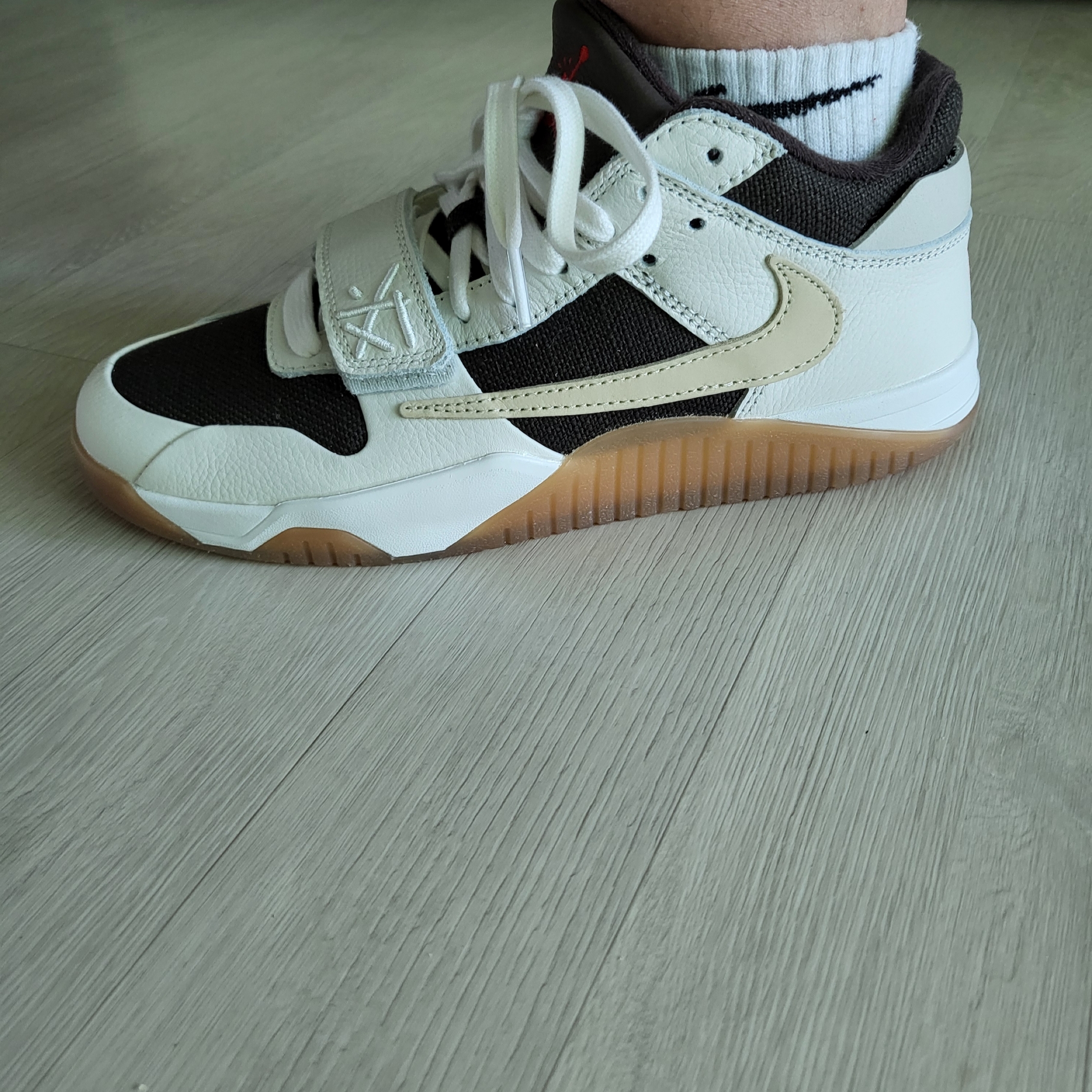 Jordan x Travis Scott Jumpman Jack TR Sail and Dark Mocha 착용 스타일 - 1