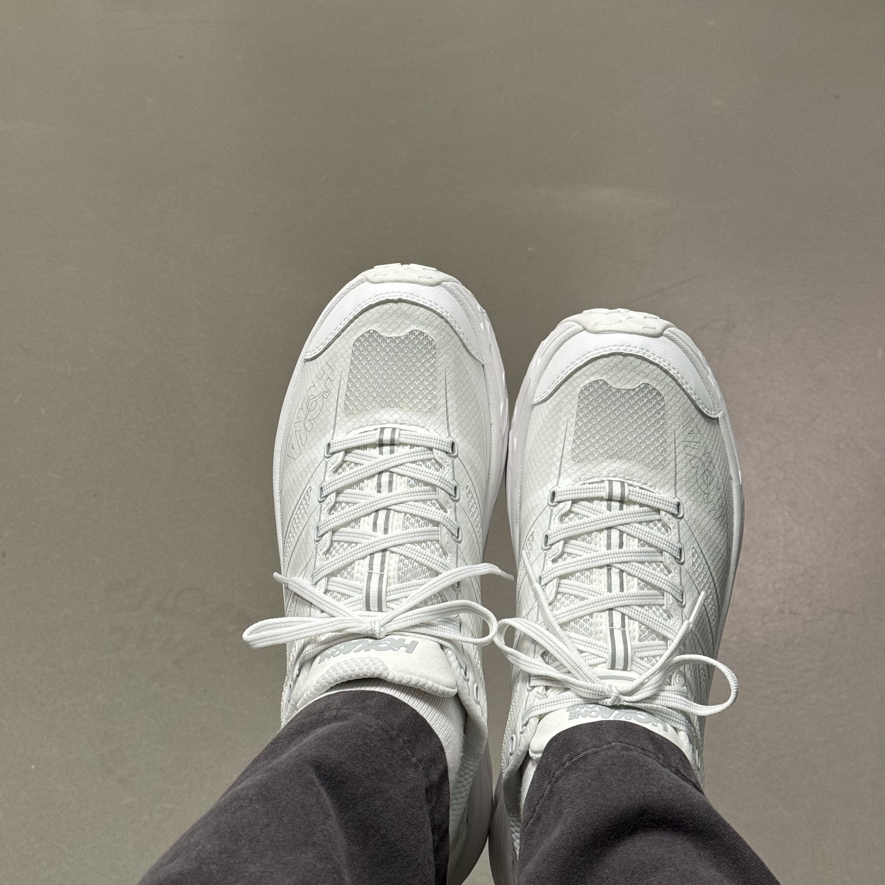 Hoka Mafate Speed 2 White Lunar Rock 착용 스타일 - 3