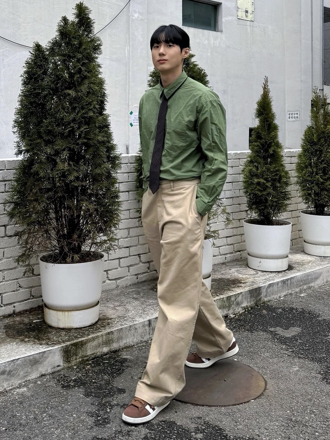 DIVEIN Uniform Chino Pants Beige 착용 스타일