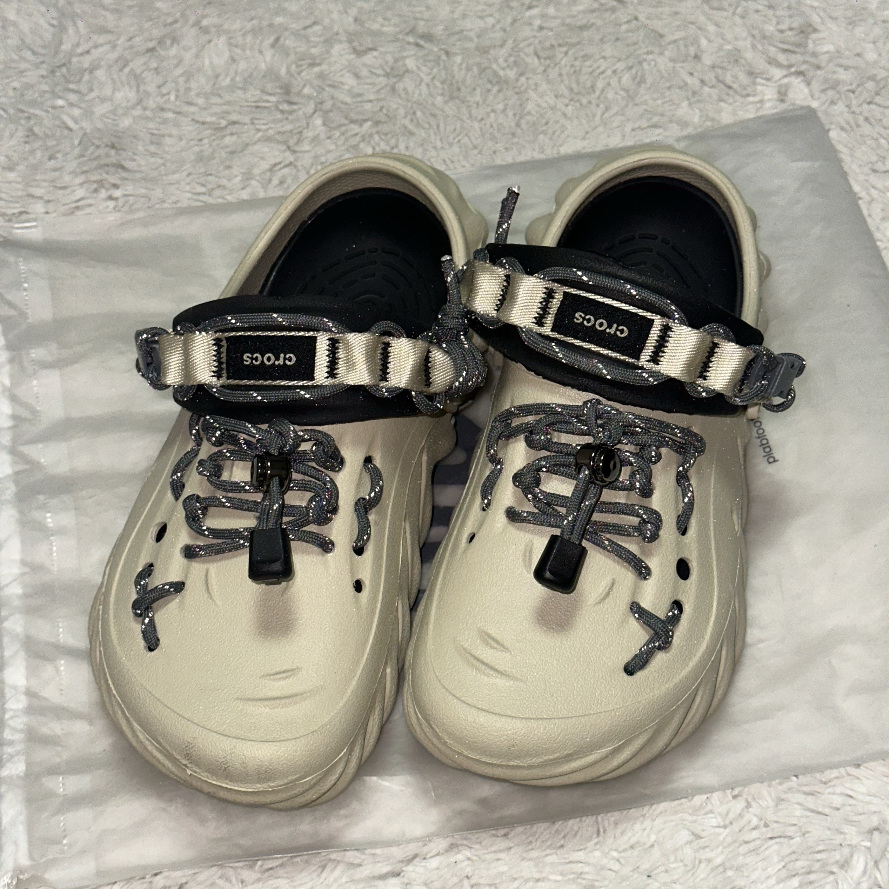 Crocs Echo Clog Bone Black 착용 스타일 - 1