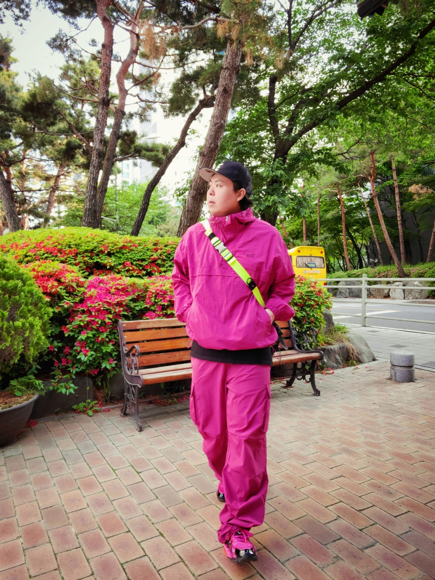 Essentials x New Era E Trucker Cap Black, (W) Asics x P.E Nation Gel-Quantum 180 VII Pink Glo Black 착용 스타일 - 1