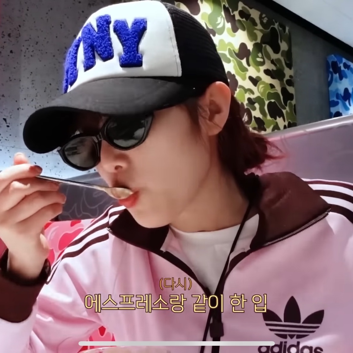 Honey Scoop House HNY Logo Trucker Cap Black 착용 스타일 - 2