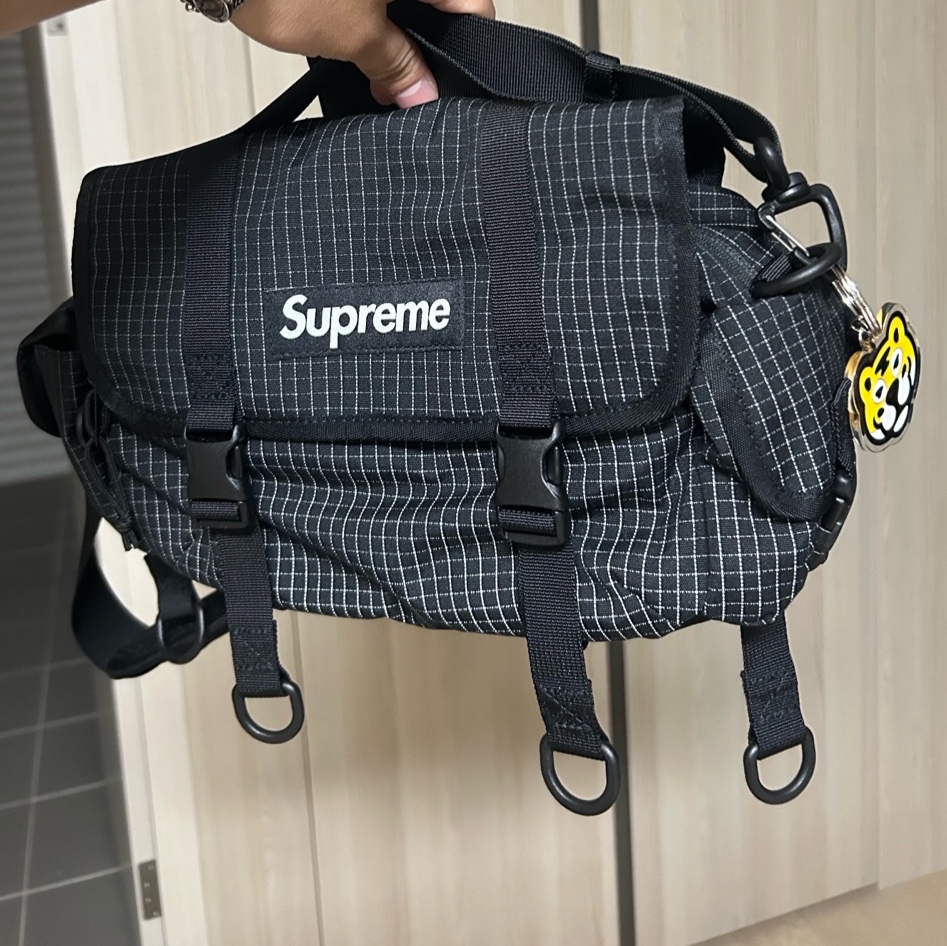 Supreme Mini Duffle Bag Black - 24SS, Human Made Acrylic Animal Keyring Yellow 착용 스타일