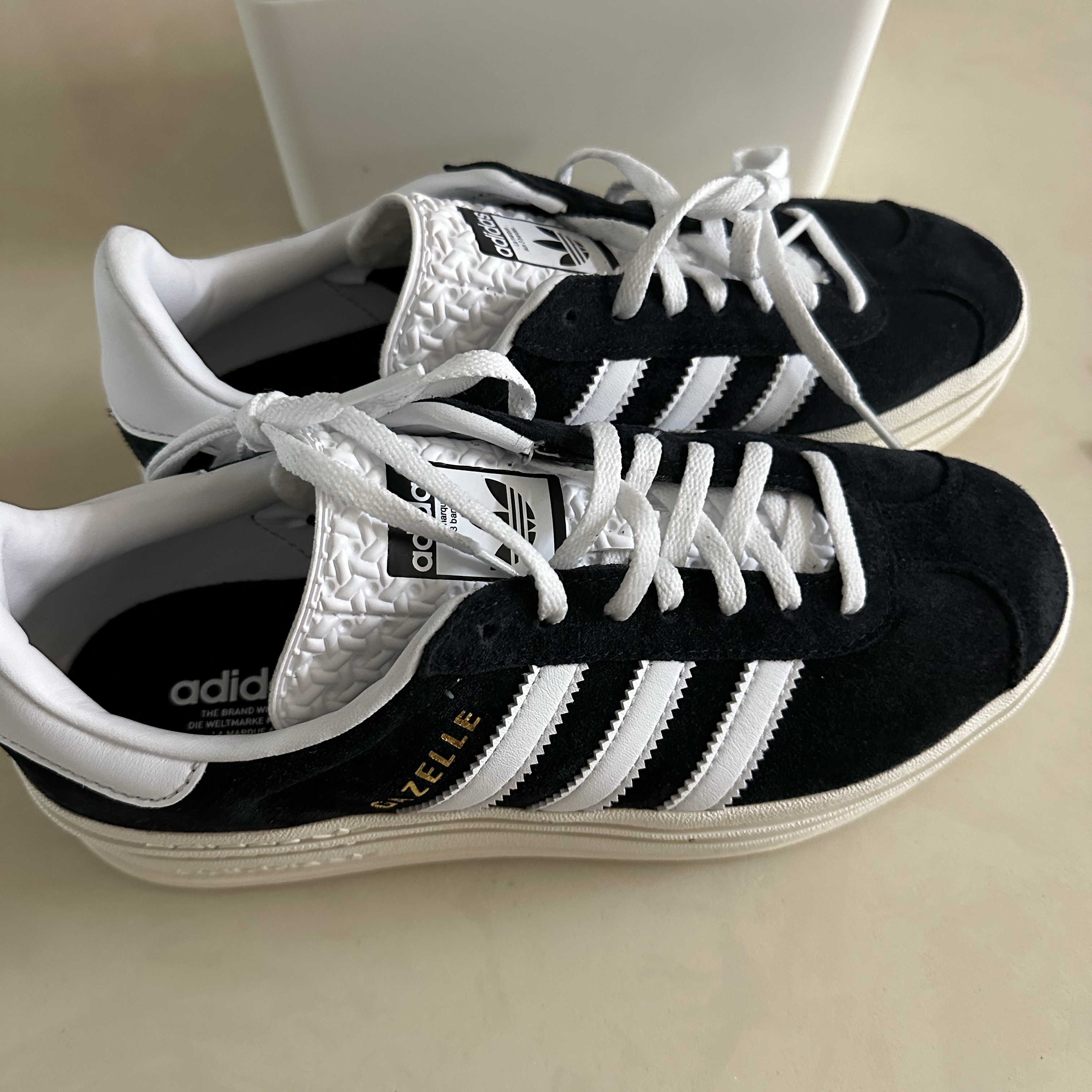 (W) Adidas Gazelle Bold Core Black Cloud White 착용 스타일