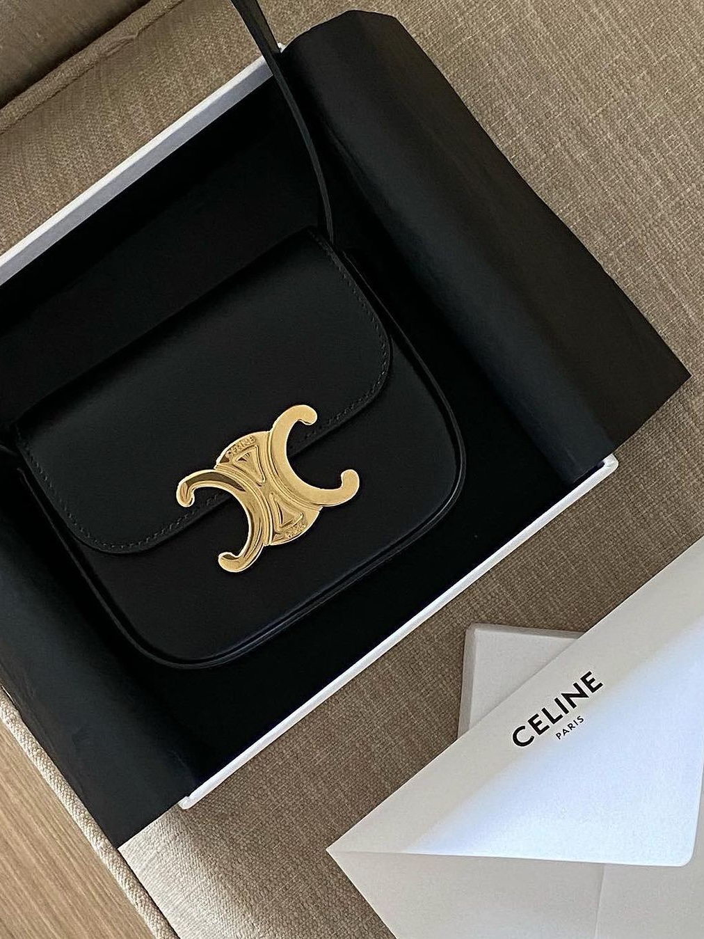 Celine Oval Bag Cuir Triomphe in Smooth Calfskin Tan, Celine Mini Claude in Calfskin Croco Effect Embossed Triomphe Black 착용 스타일 - 5
