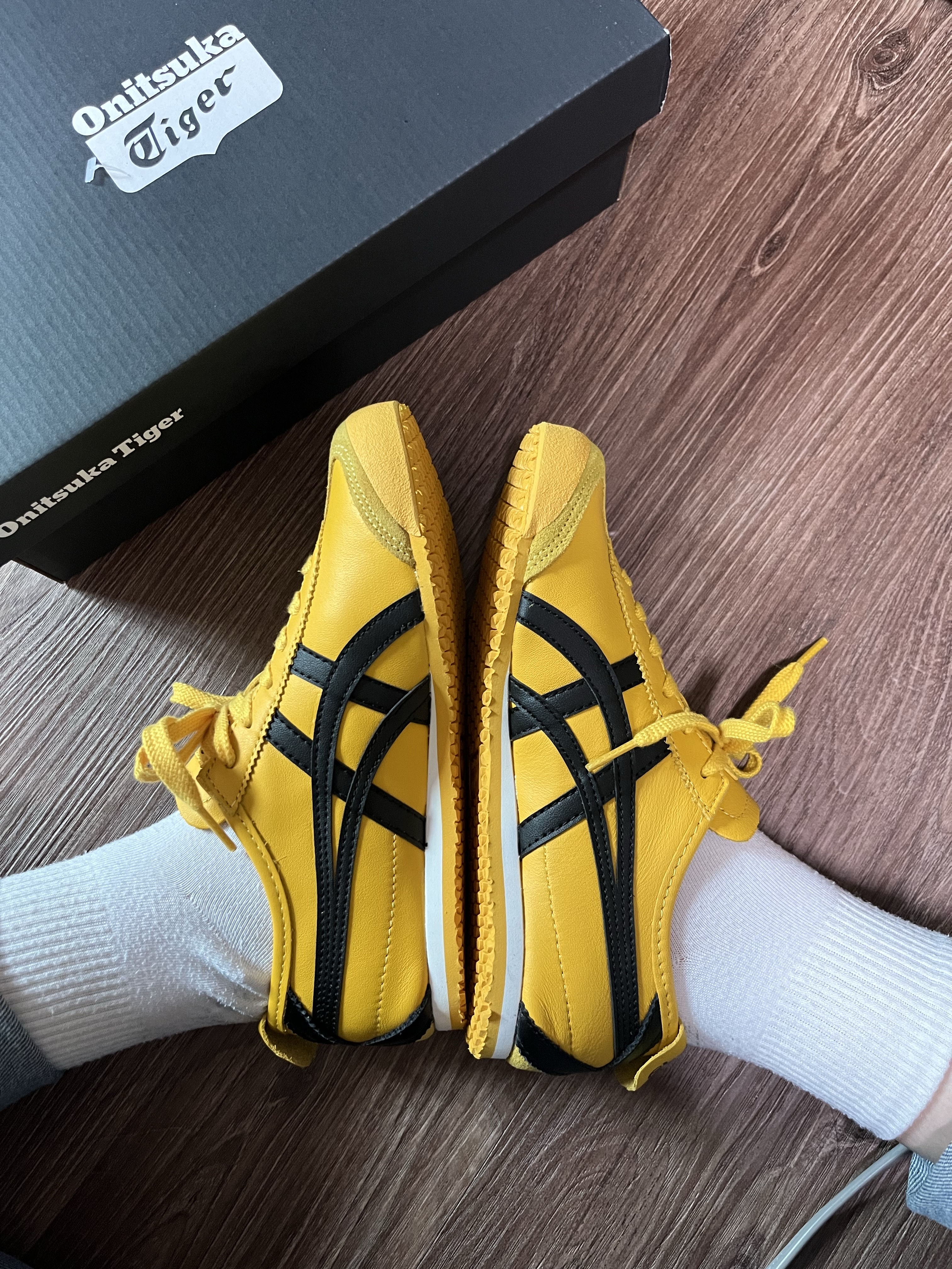 Onitsuka Tiger Mexico 66 Yellow Black 착용 스타일 - 2