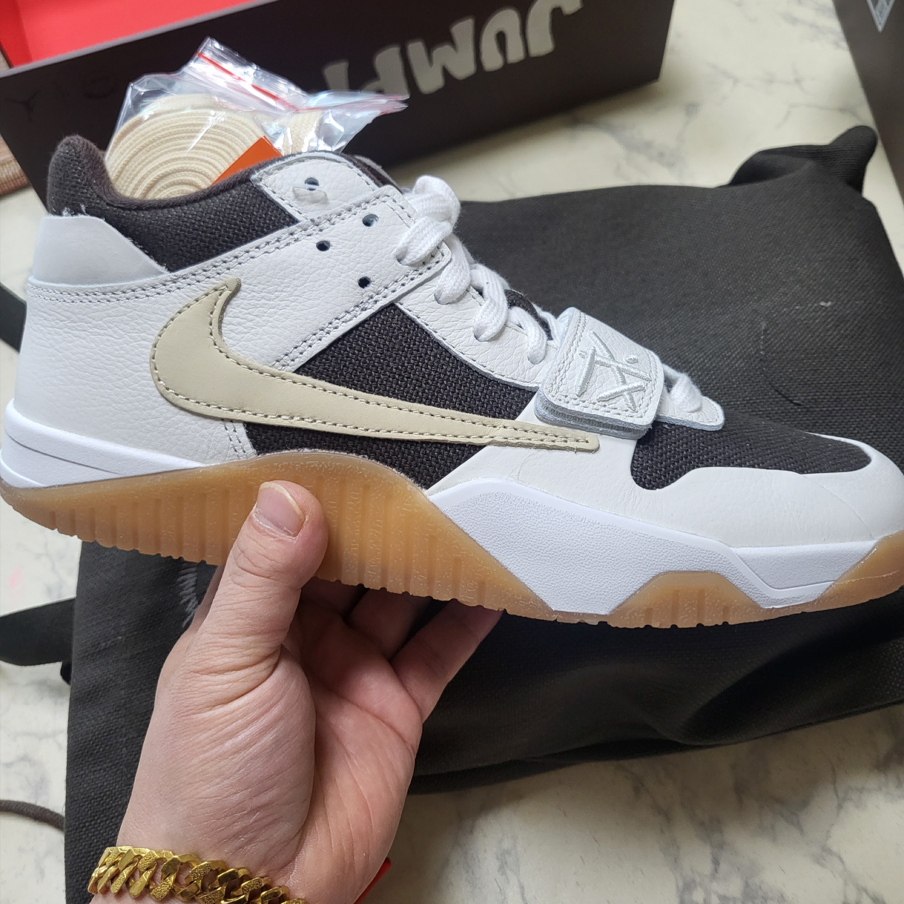Jordan x Travis Scott Jumpman Jack TR Sail and Dark Mocha 착용 스타일 - 2
