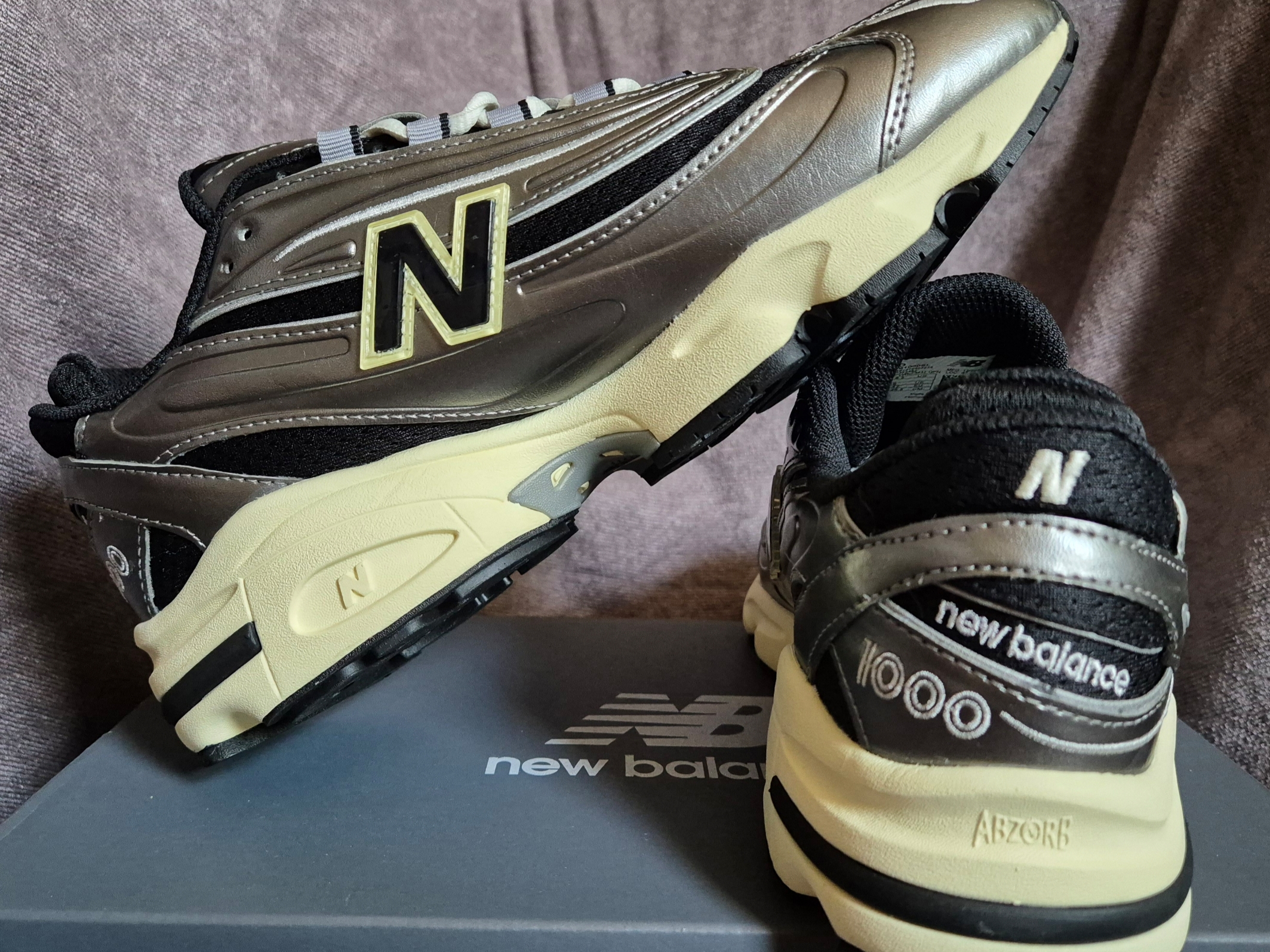 New Balance 1000 Silver Metallic Black 착용 스타일 - 3