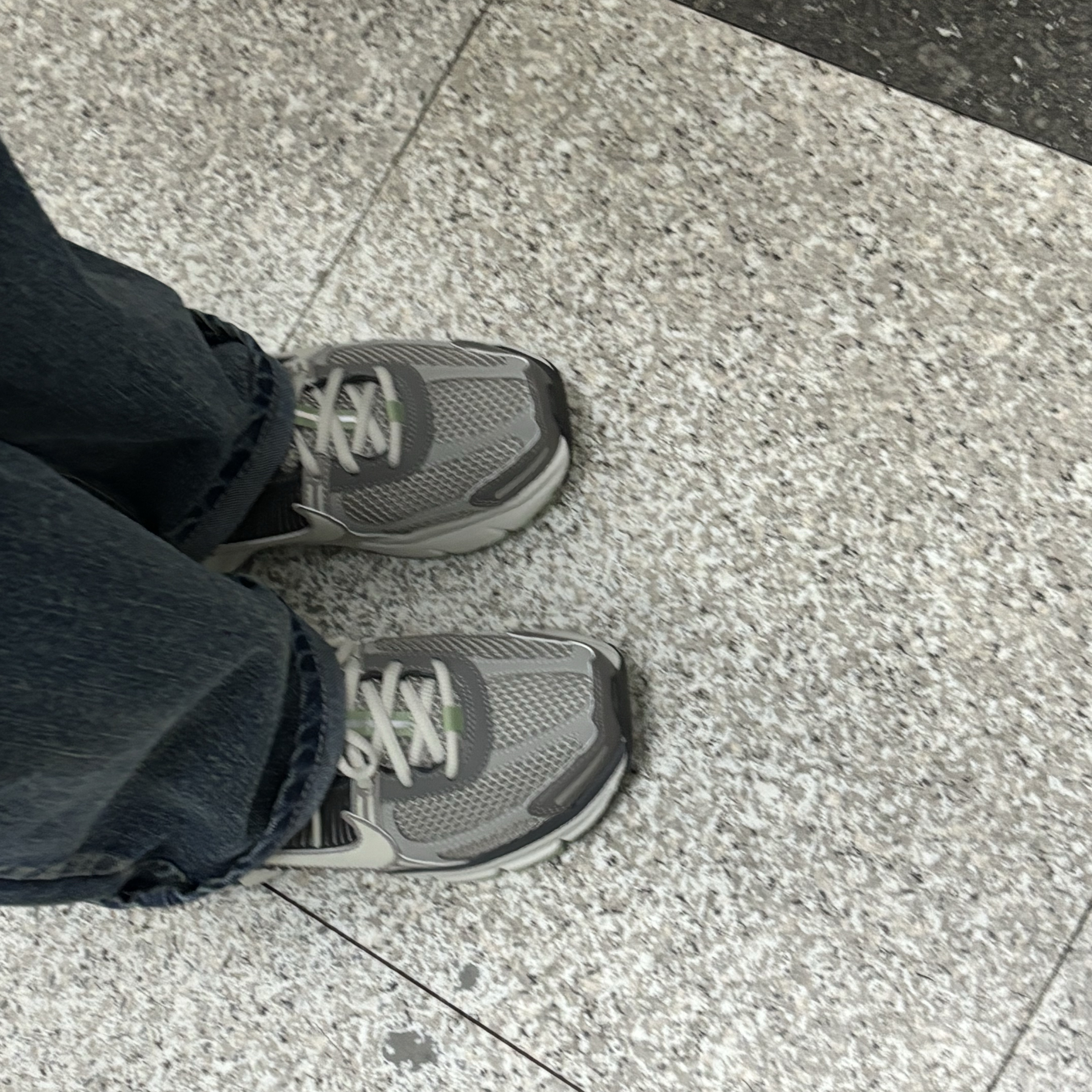 (W) Nike Zoom Vomero 5 Cobblestone and Flat Pewter 착용 스타일