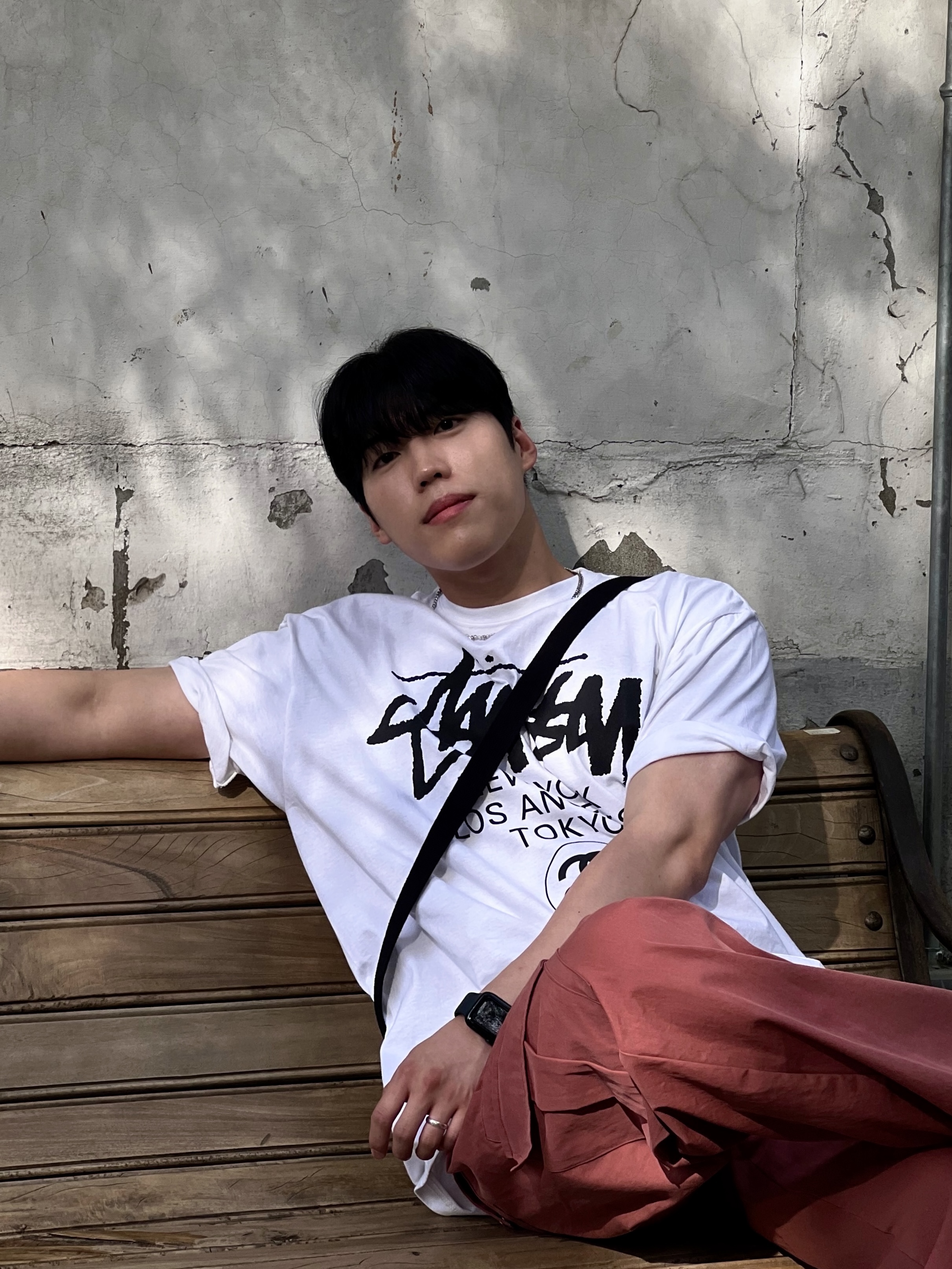 Stussy World Tour T-Shirt White 2023, Nike V2K Run Summit White Metallic Silver 착용 스타일 - 1