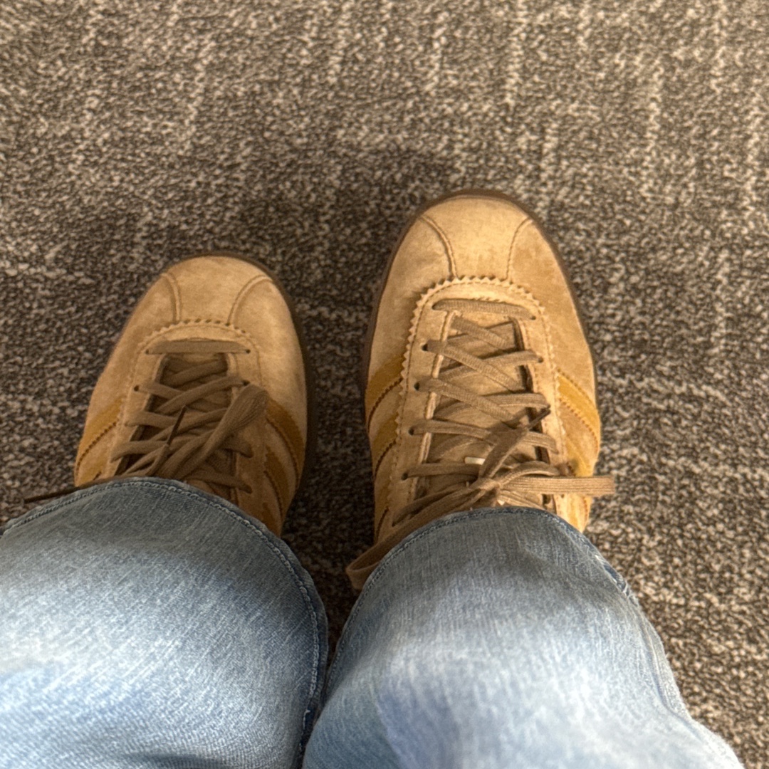 Adidas Tobacco Pantone Mesa 착용 스타일