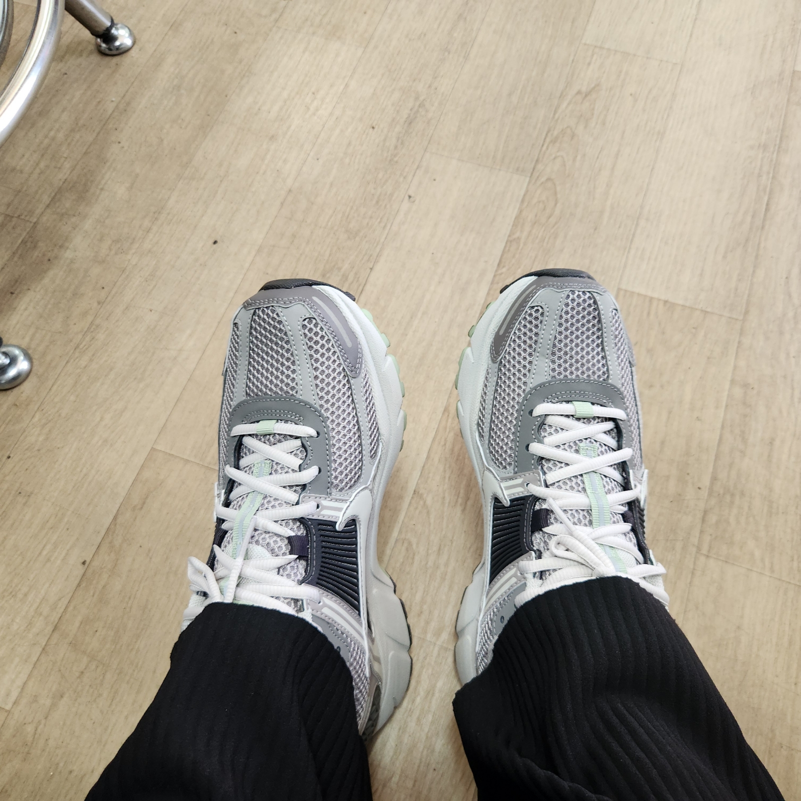 (W) Nike Zoom Vomero 5 Cobblestone and Flat Pewter 착용 스타일 - 1
