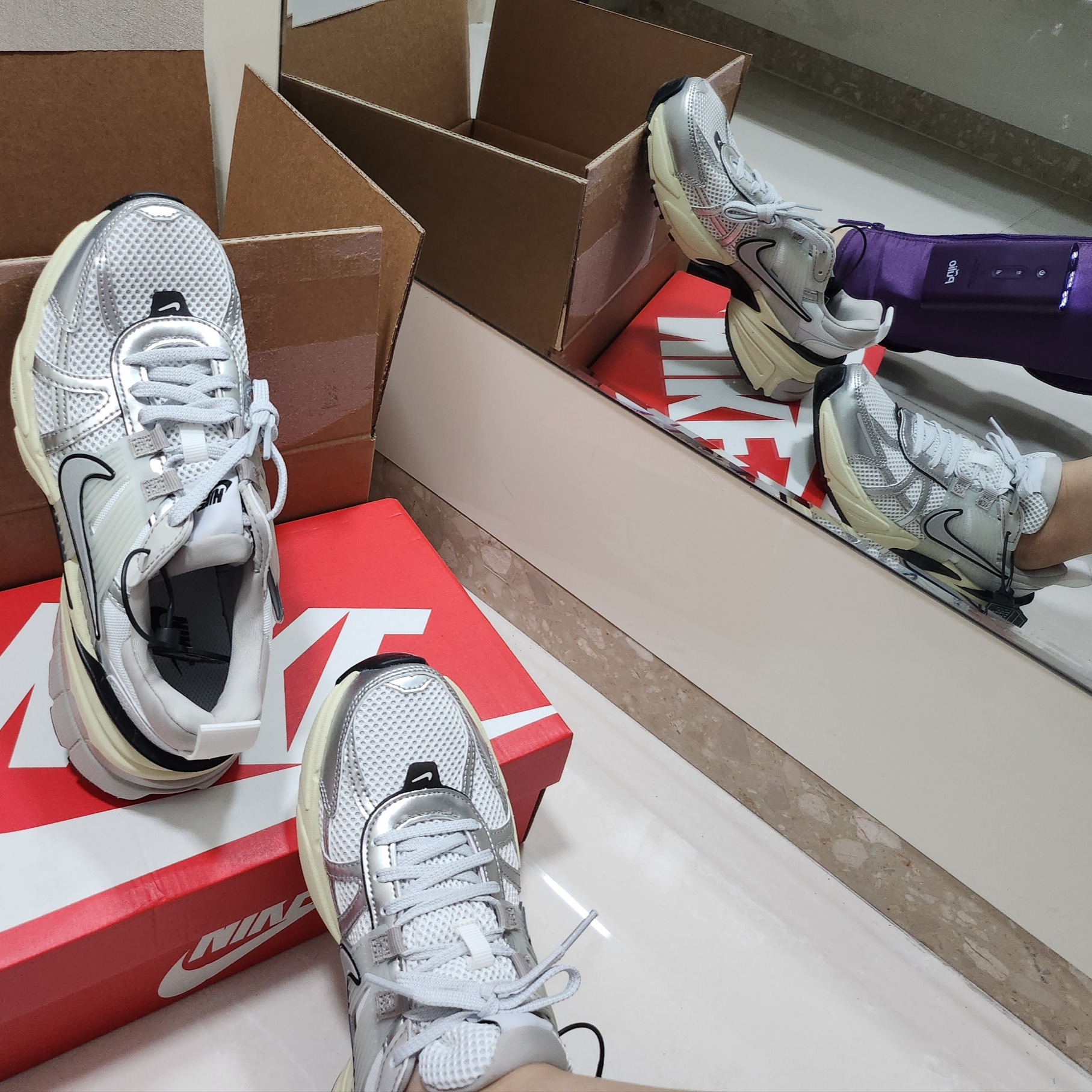 Nike V2K Run Summit White Metallic Silver 착용 스타일 - 2