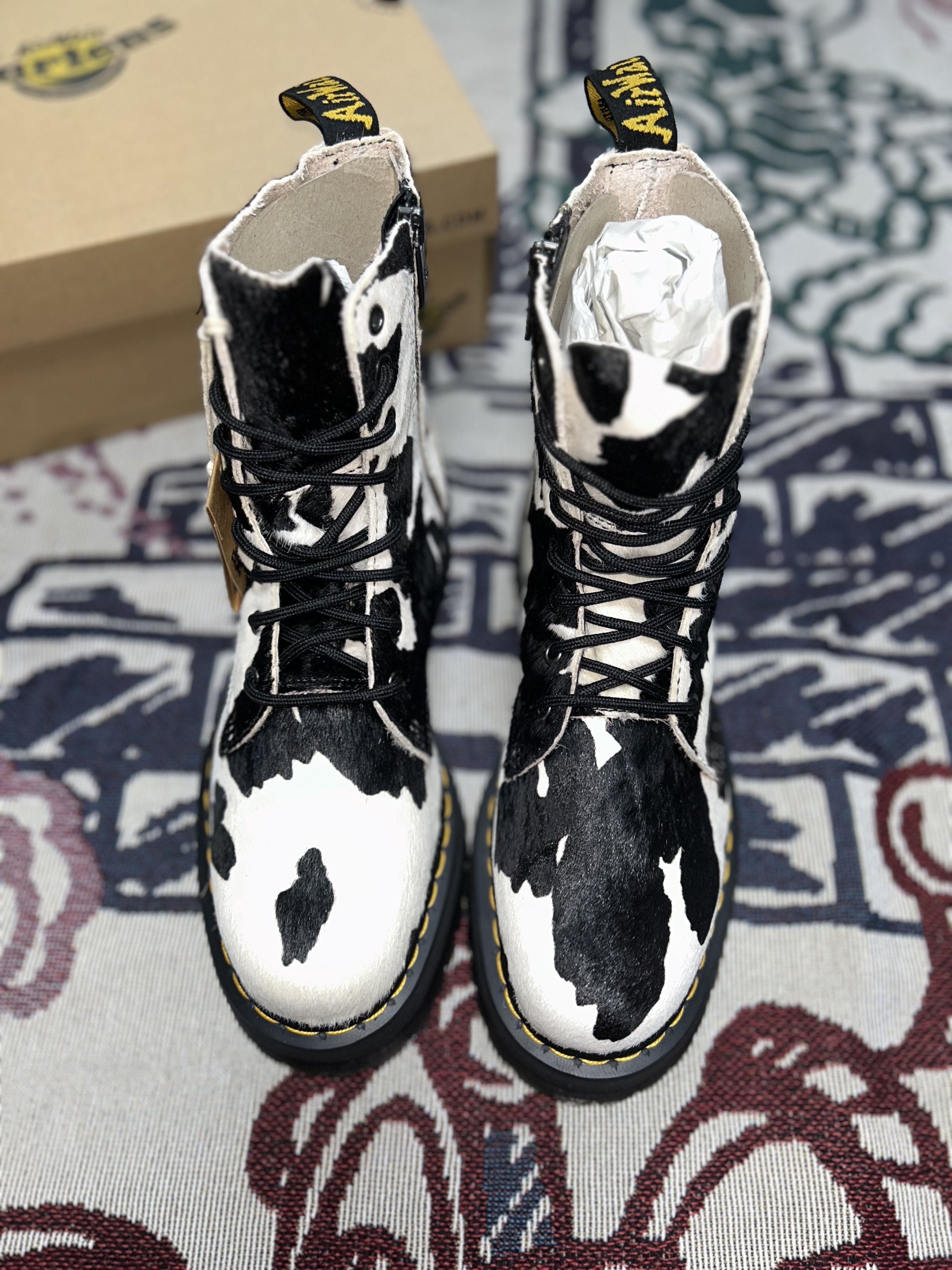 Dr. Martens Jadon Hair On Platform Boots Cow Print 착용 스타일 - 4