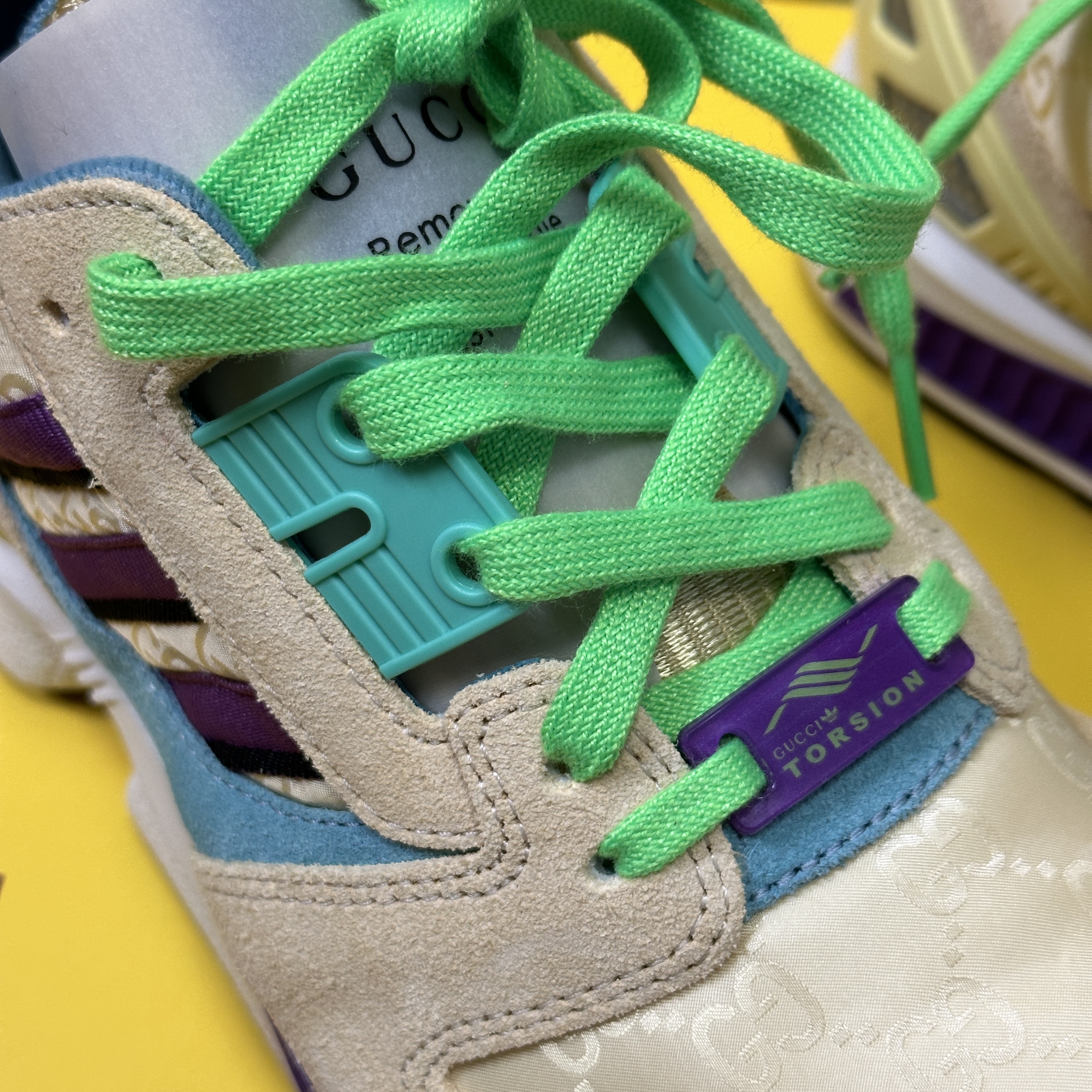 (W) Gucci x Adidas ZX8000 Sneaker Beige GG Canvas 착용 스타일 - 2