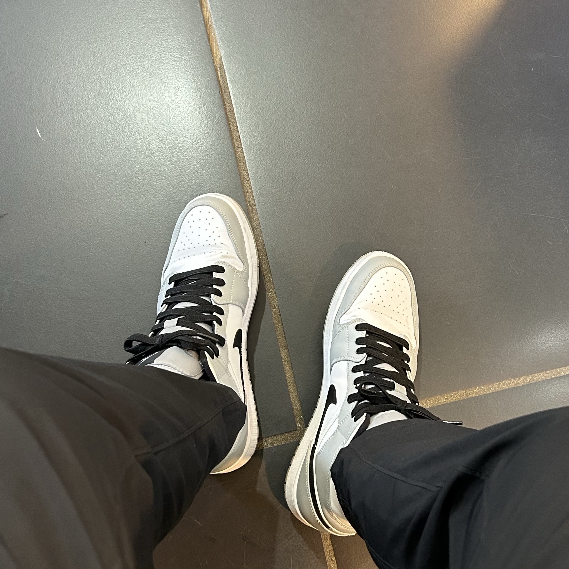 Jordan 1 Mid Light Smoke Grey 착용 스타일