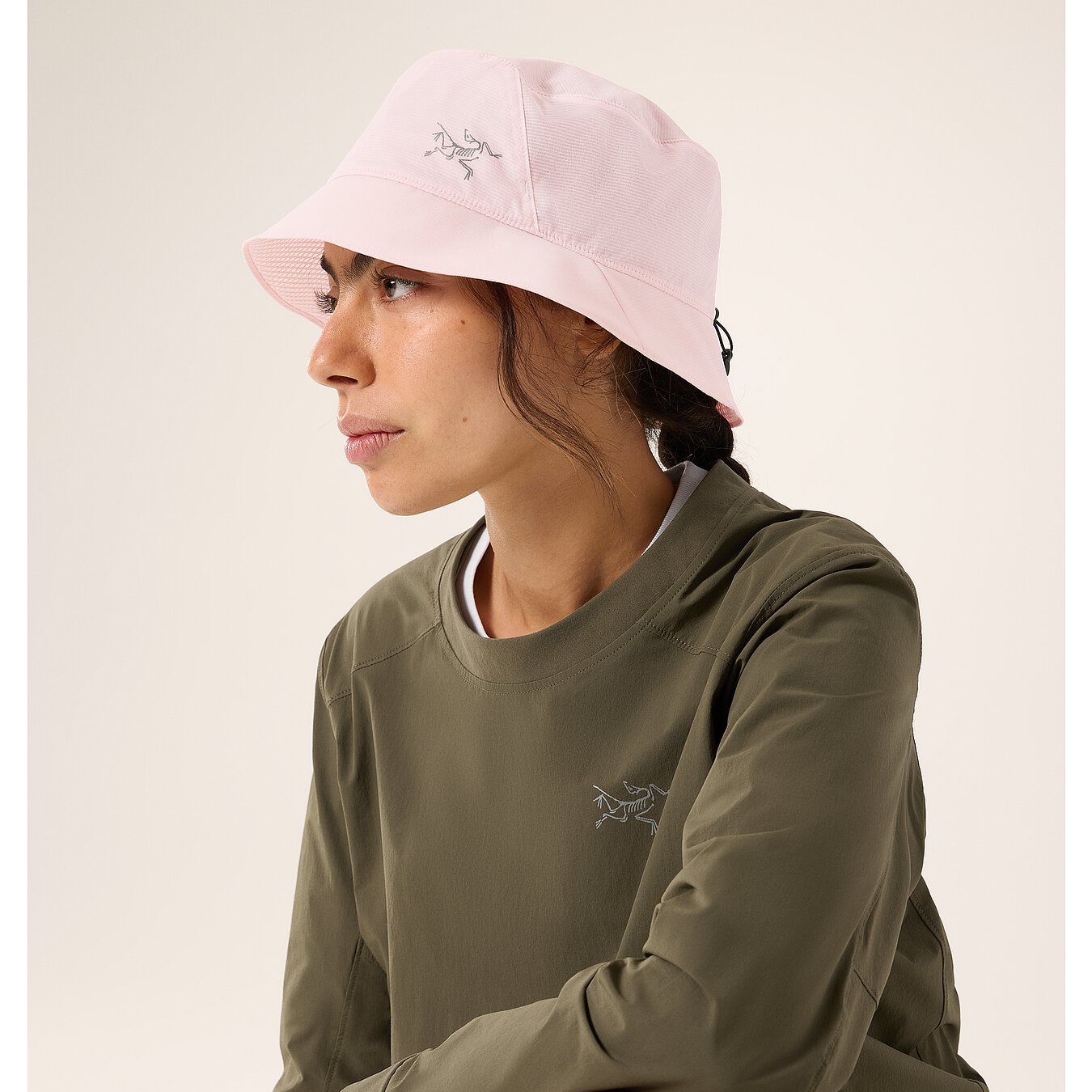 Arc'teryx Aerios Bucket Hat Alpine Rose 착용 스타일 - 2