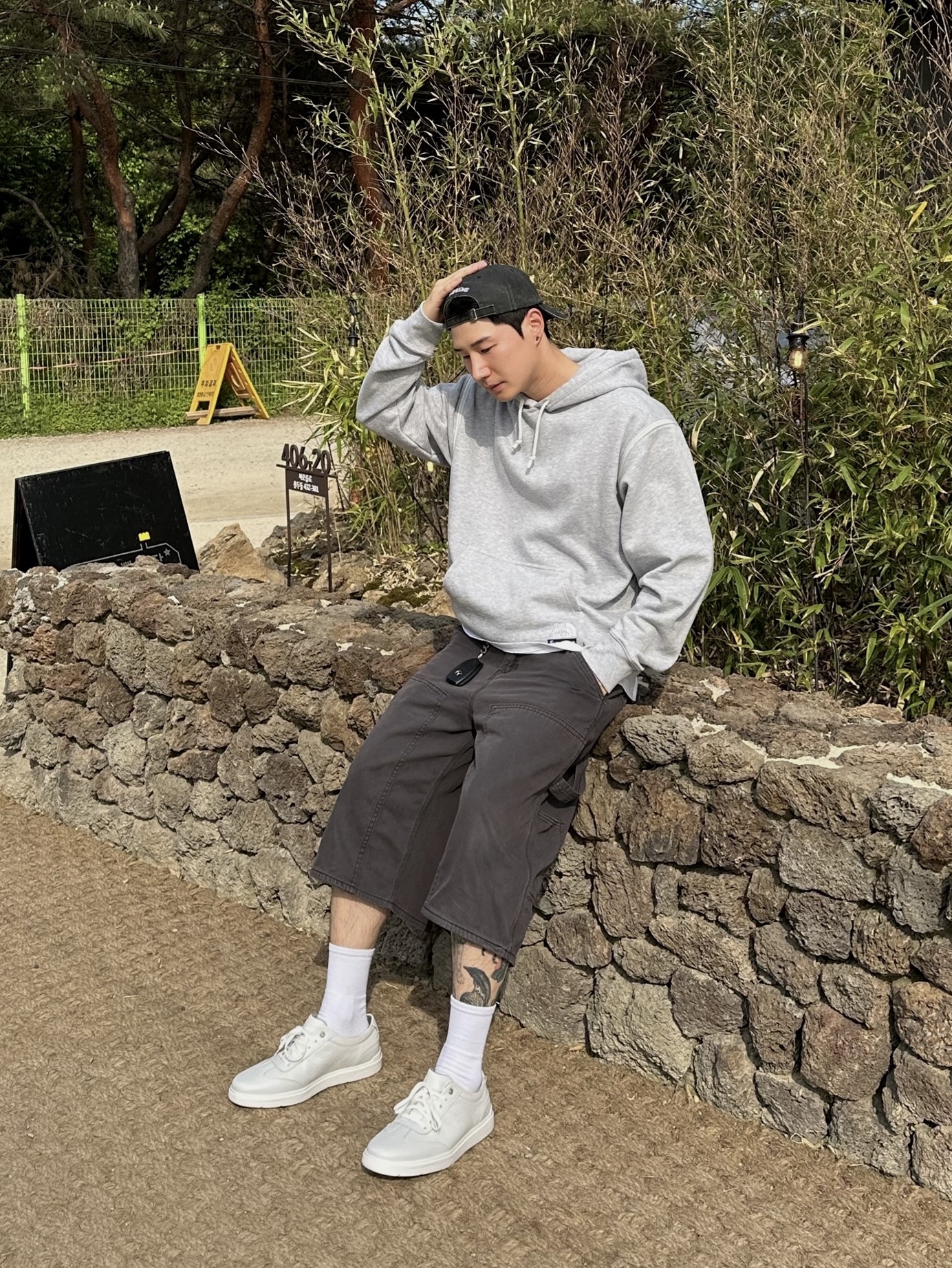 Supreme x The North Face Convertible Hooded Sweatshirt Heather Grey - 23SS, Supreme Pigment Canvas S Logo 6-Panel Black - 23SS 착용 스타일 - 2