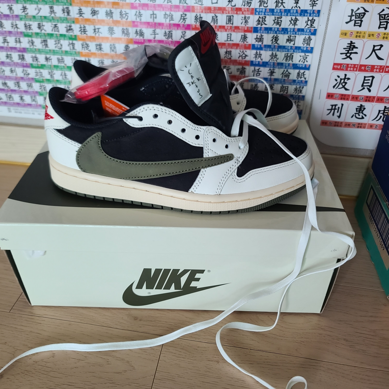(W) Jordan 1 x Travis Scott Retro Low OG SP Medium Olive 착용 스타일