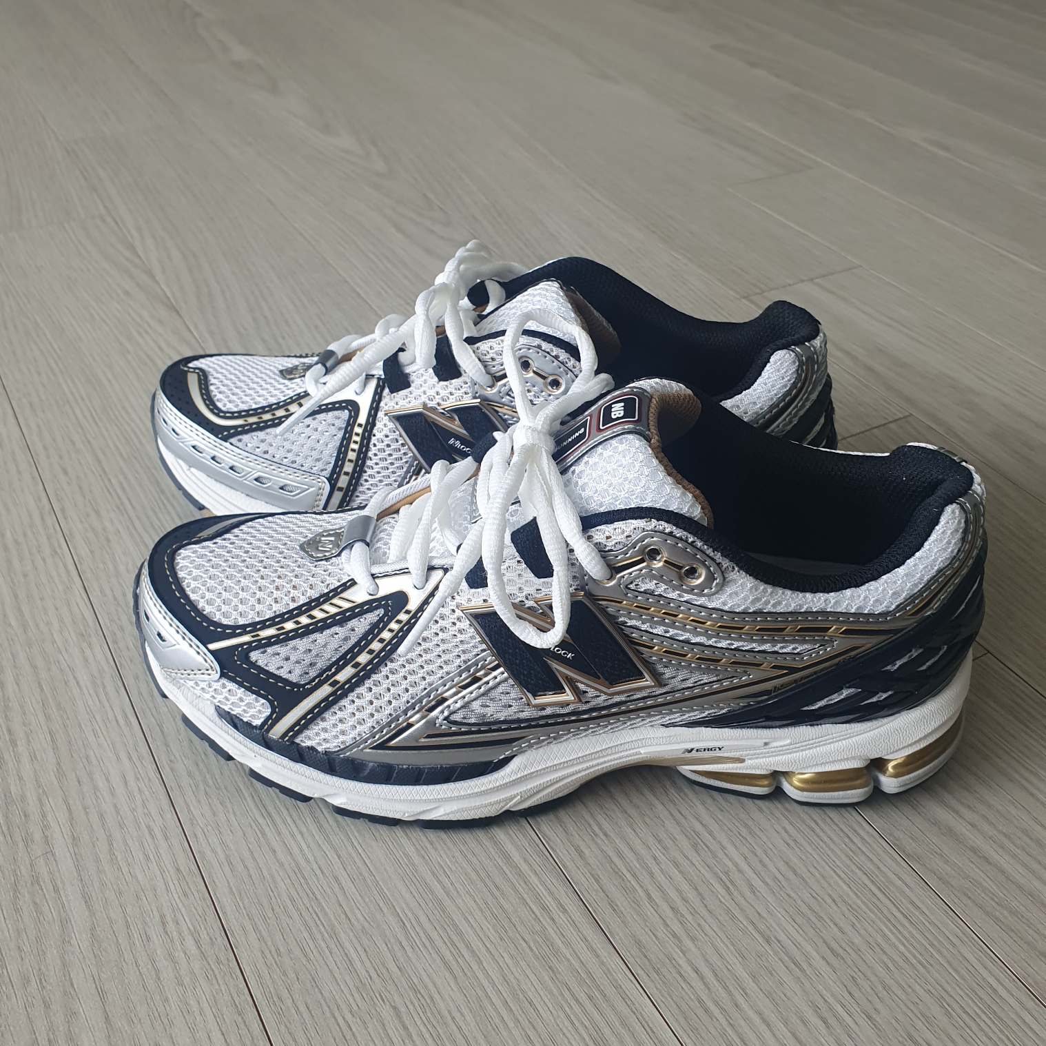 New Balance 1906R White Gold 착용 스타일