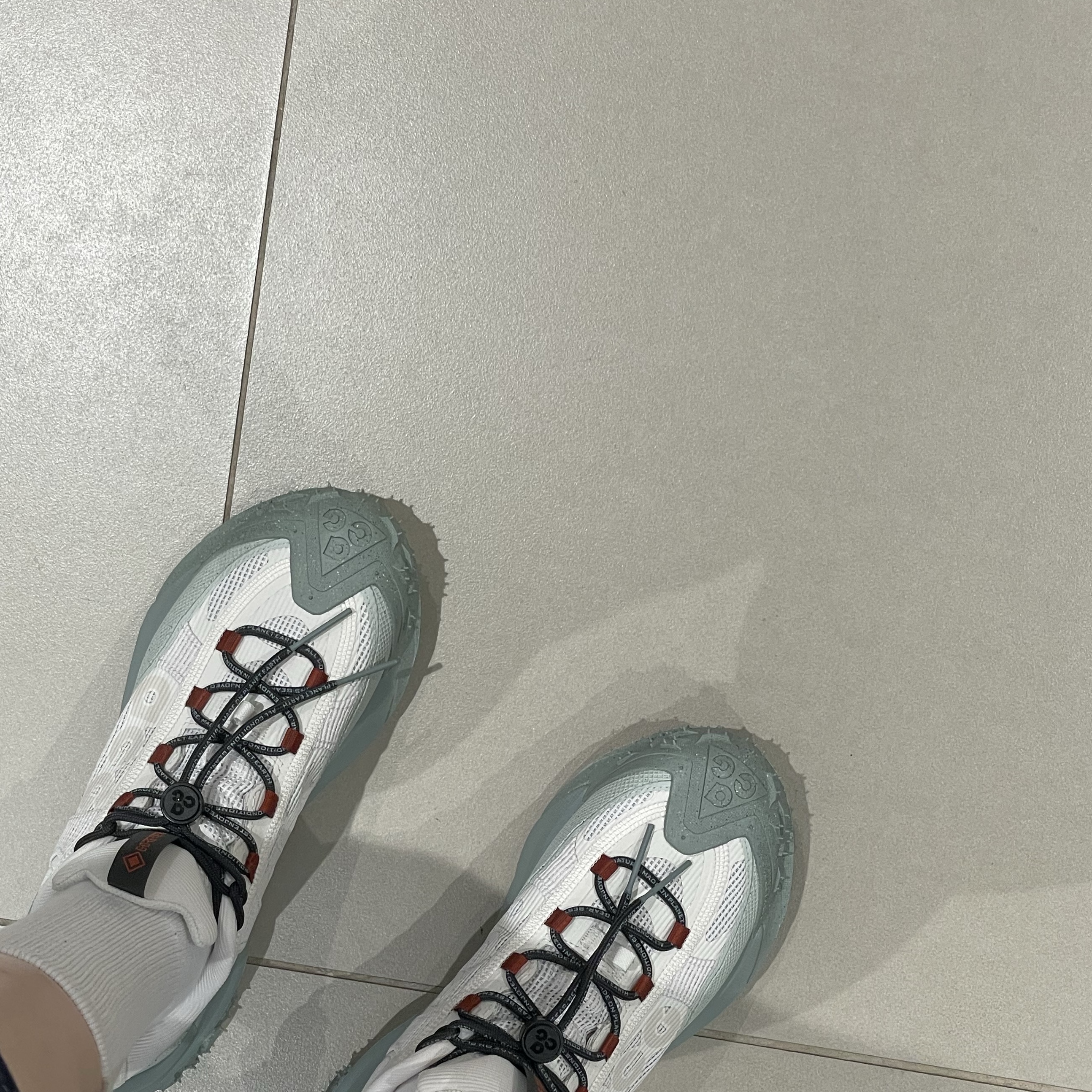 Nike ACG Mountain Fly 2 Low Gore-Tex Phantom Dark Smoke Grey 착용 스타일 - 2