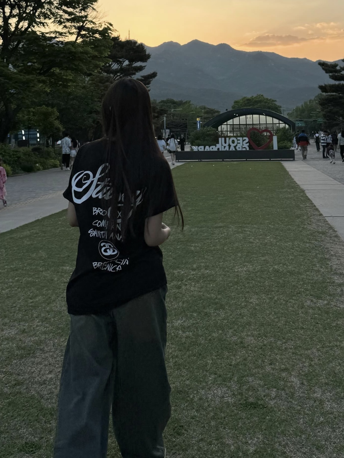 Stussy World Tour T-Shirt Black 2024,2025 착용 스타일 - 1