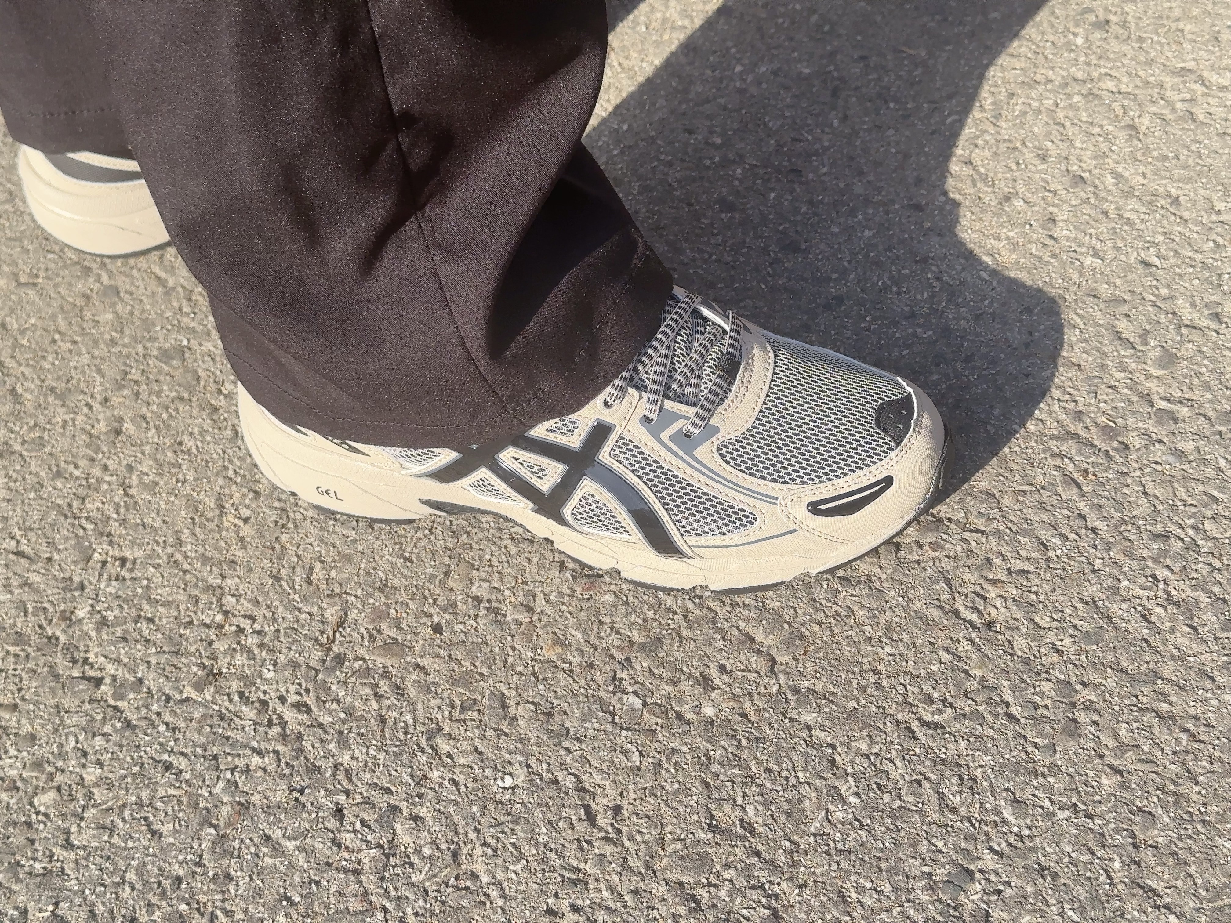Asics Gel-Venture 6 Feather Grey Black 착용 스타일 - 3