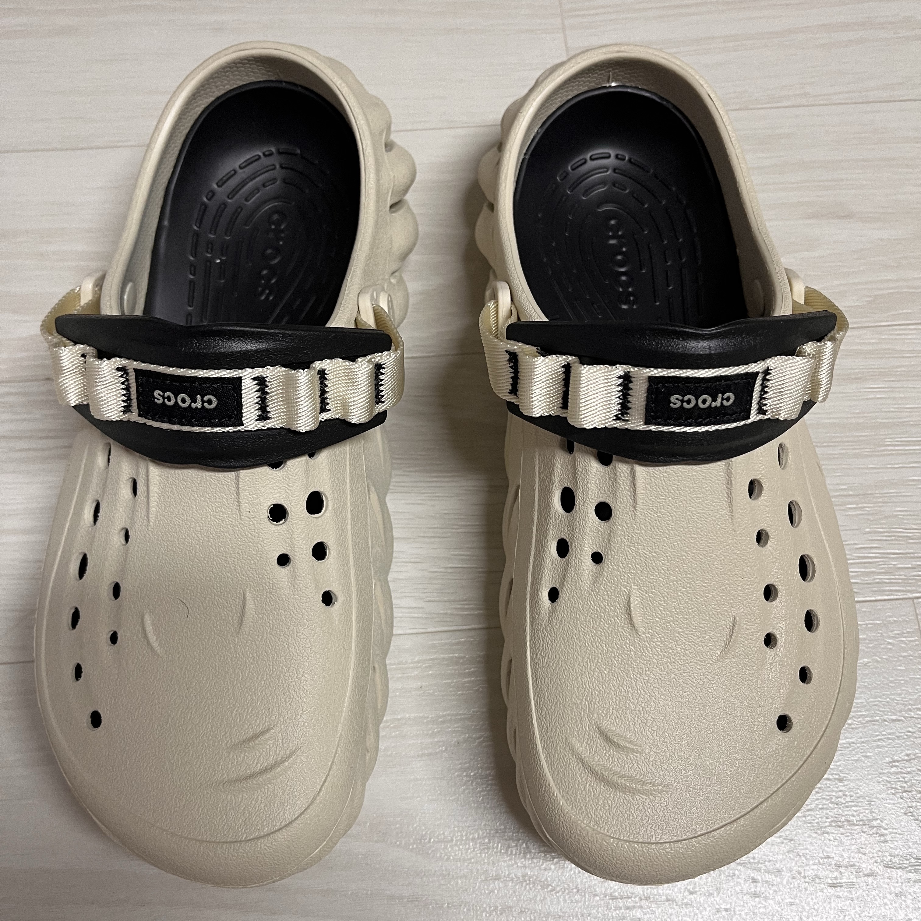 Crocs Echo Clog Bone Black 착용 스타일 - 3